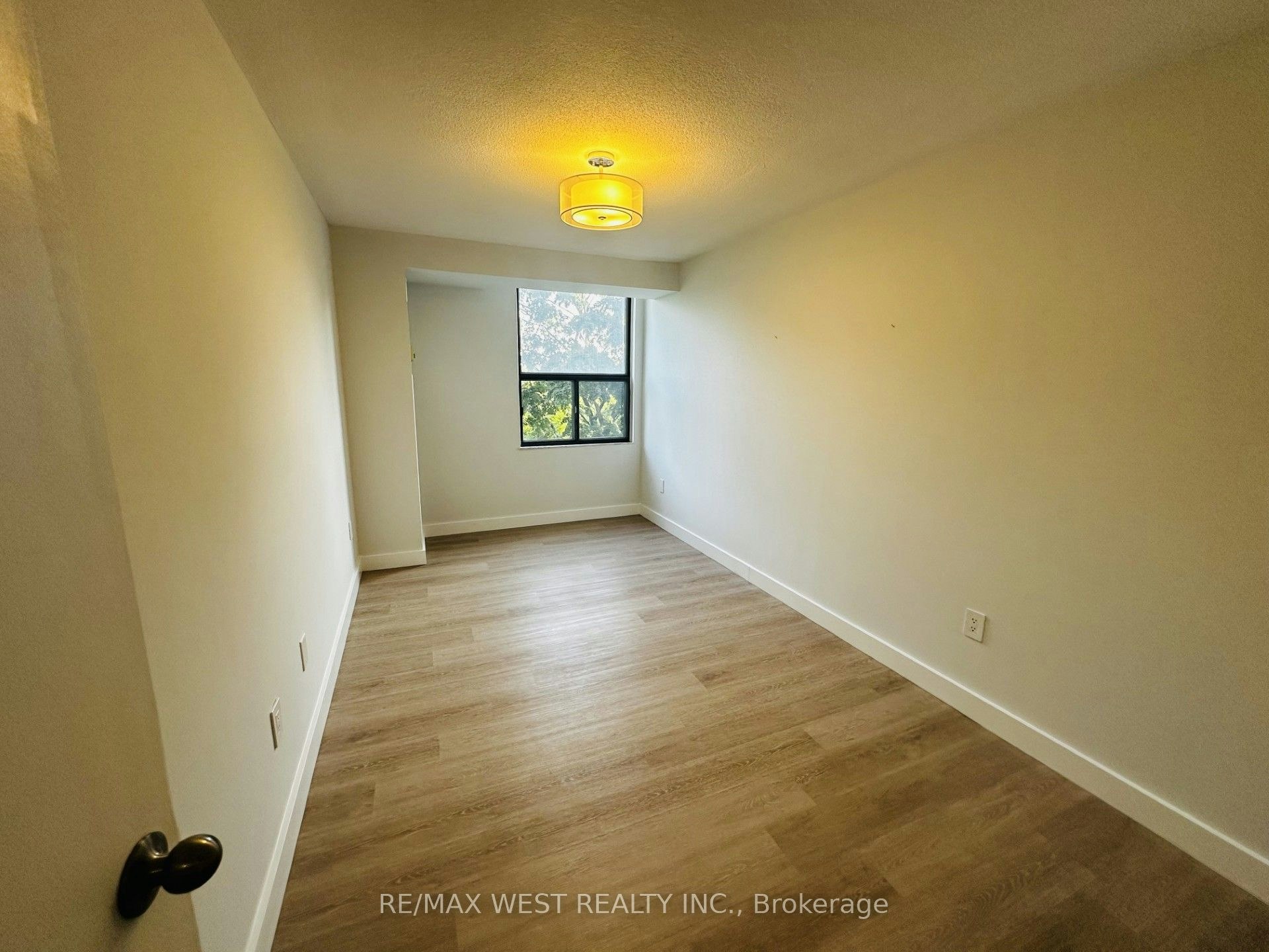 211-75 Emmett Avenue, Toronto, ON, M6M 5A7 - 16