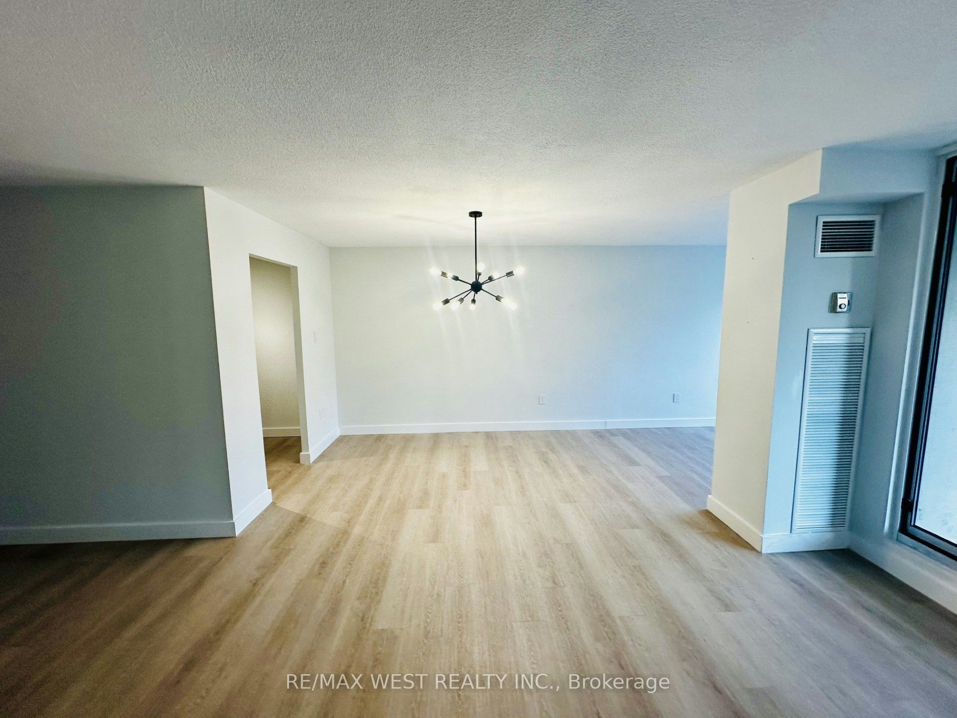 211-75 Emmett Avenue, Toronto, ON, M6M 5A7 - 3