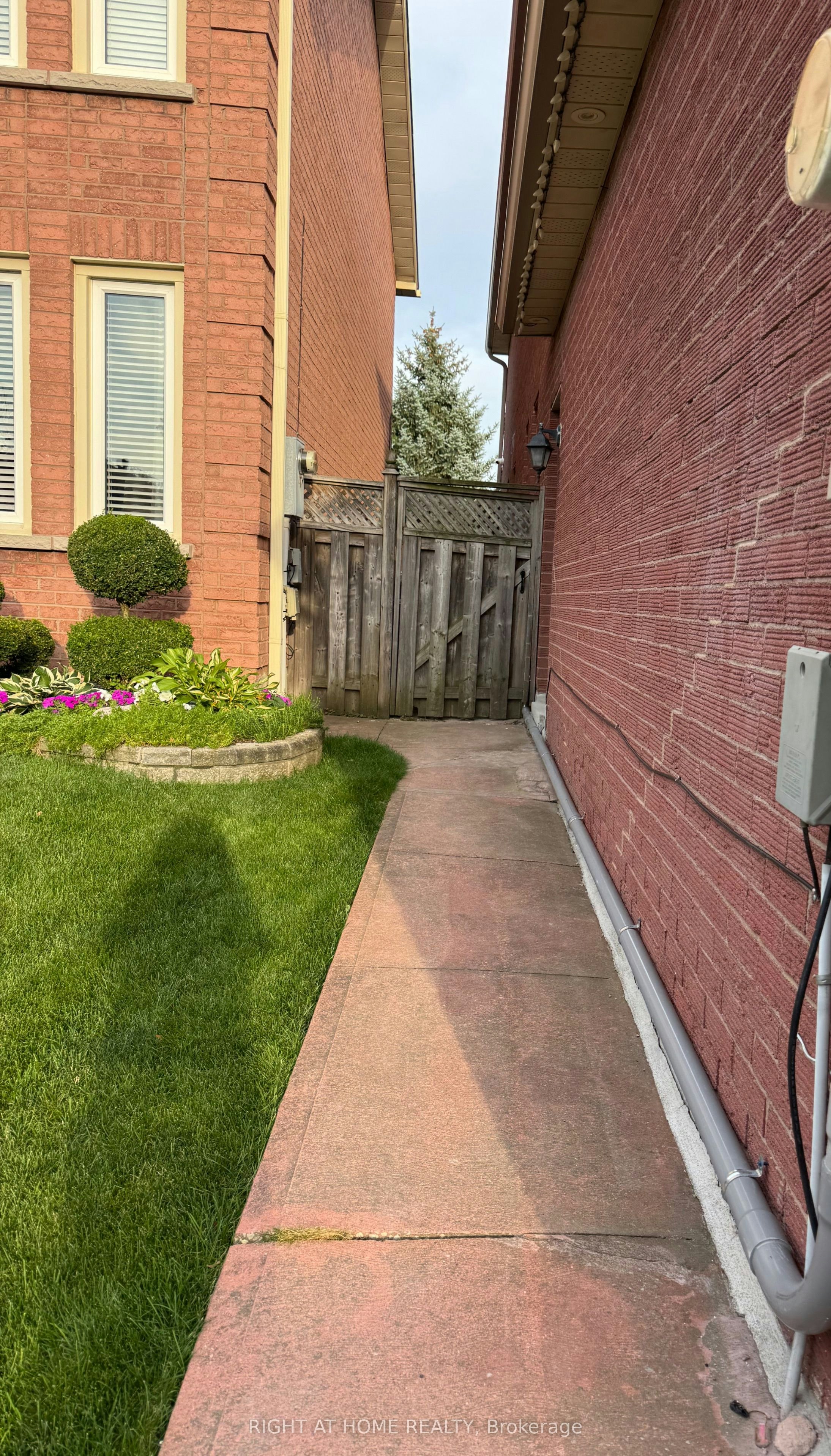 372 Winfield Terrace, Mississauga, ON, L5R 1N8