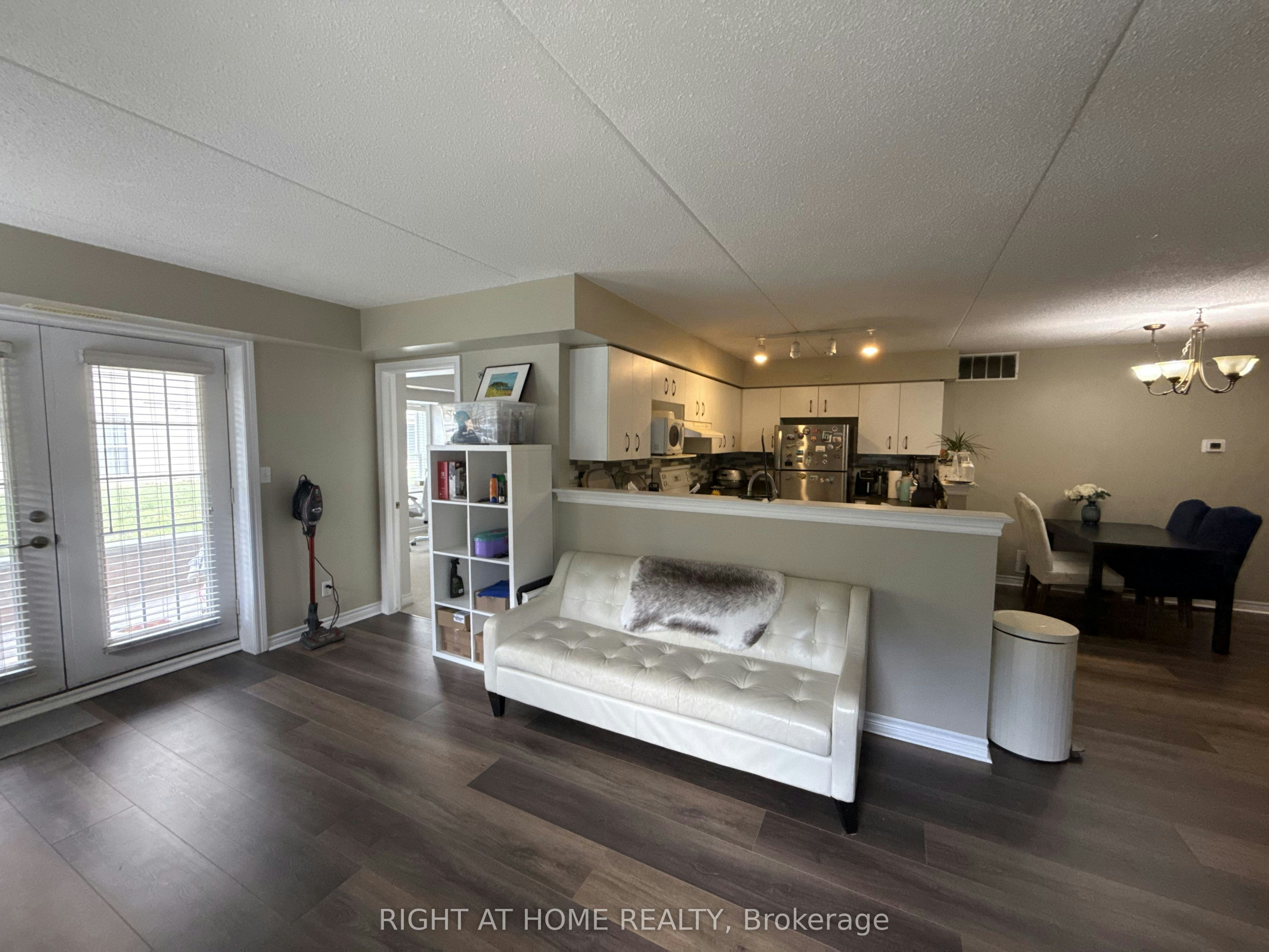 113-1450 Bishops Gate, Oakville, ON, L6M 4N1 - 4