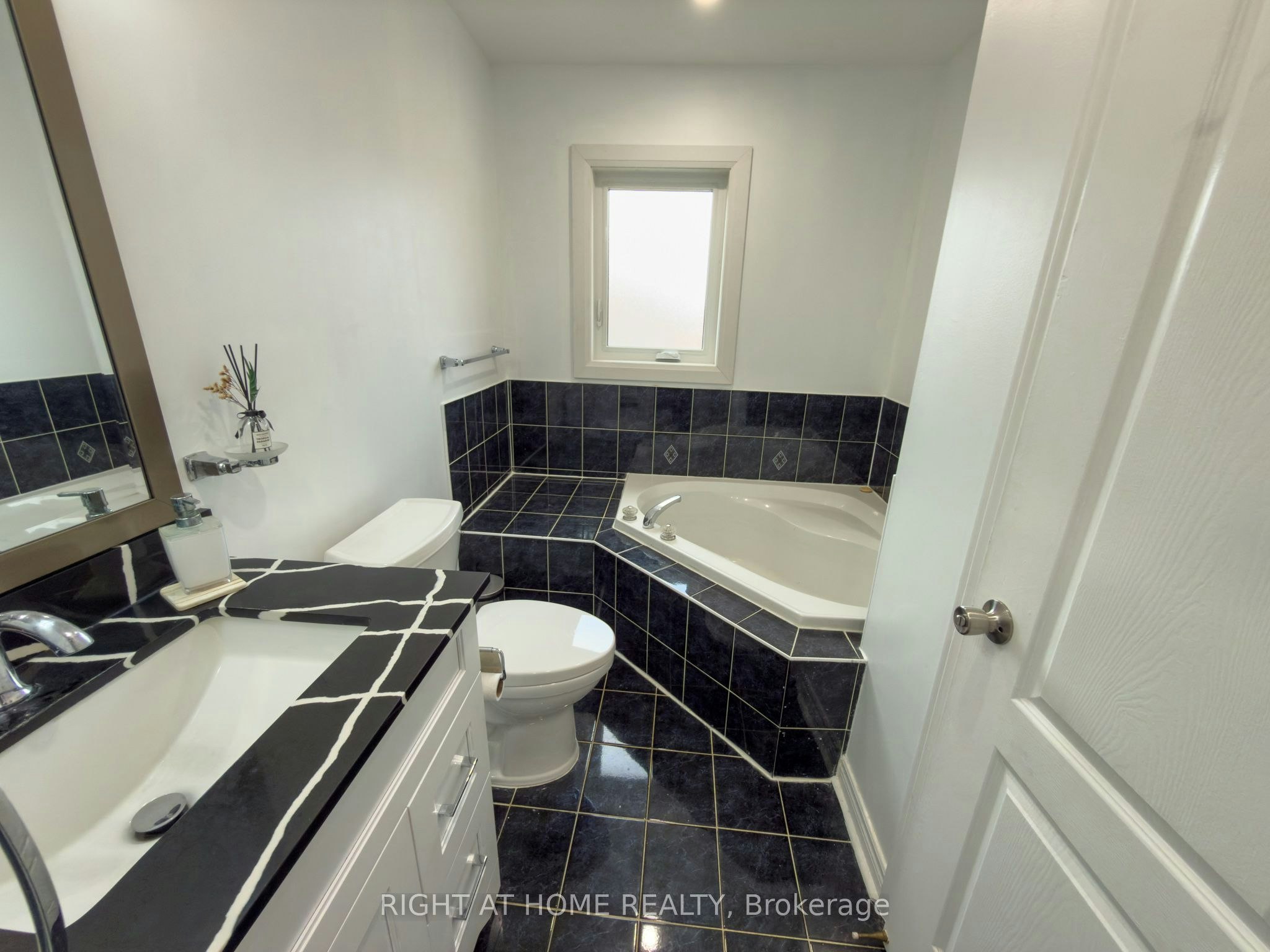 6683 Opera Glass Crescent, Mississauga, ON, L5W 1R8 - 29