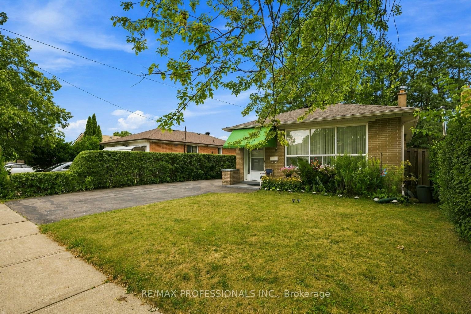 14 Dashwood Crescent, Toronto, ON, M9V 2N8