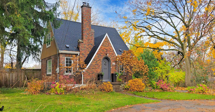 705 Cedar Avenue N, Burlington, ON, L7T 2R6 - 3