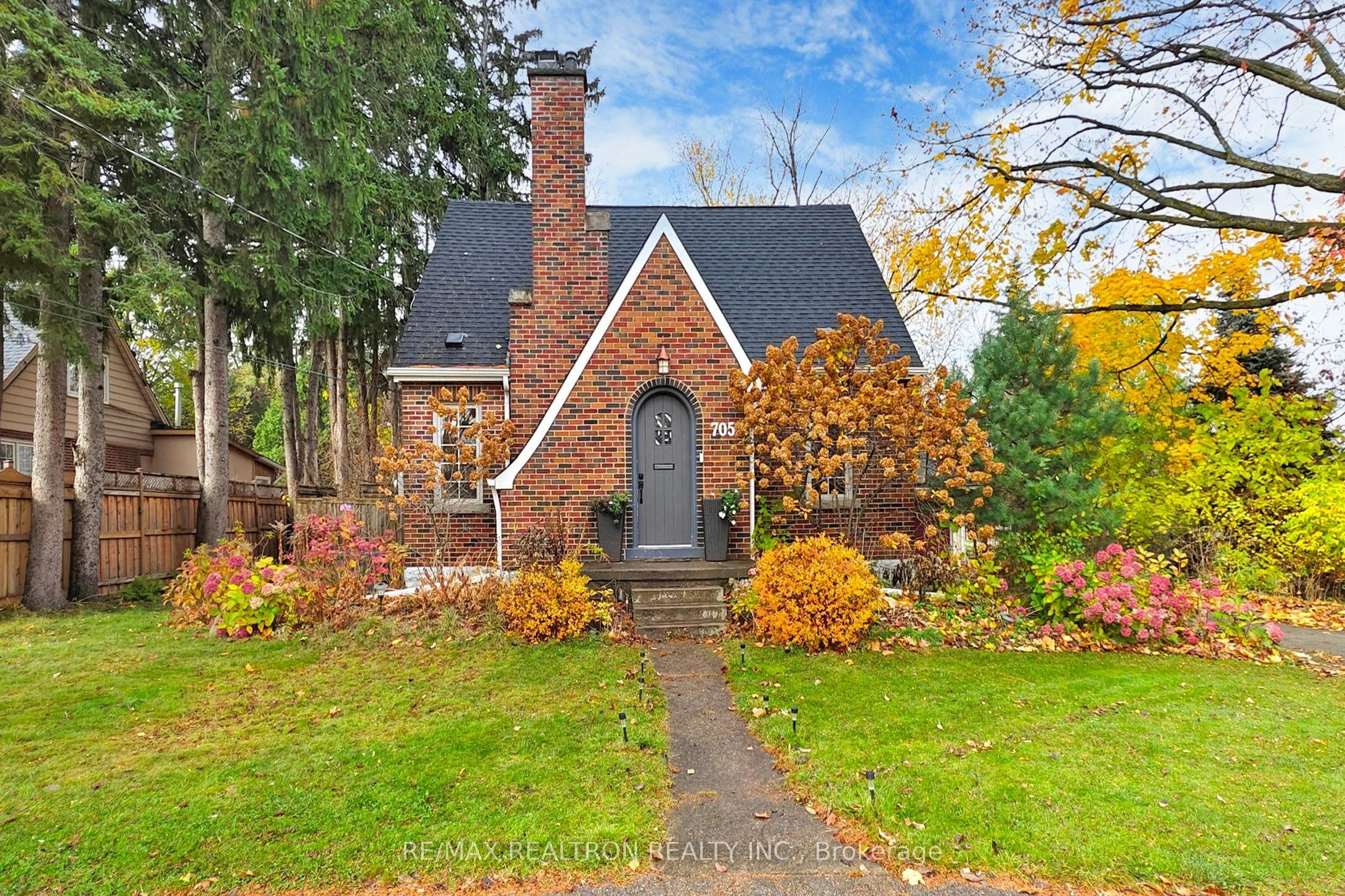 705 Cedar Avenue N, Burlington, ON, L7T 2R6 - 2