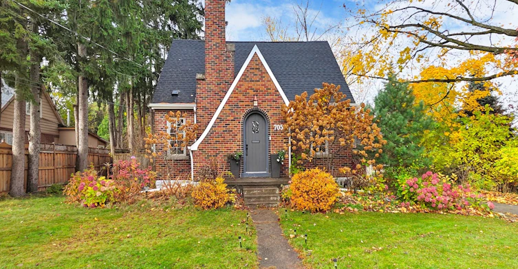 705 Cedar Avenue N, Burlington, ON, L7T 2R6 - 2
