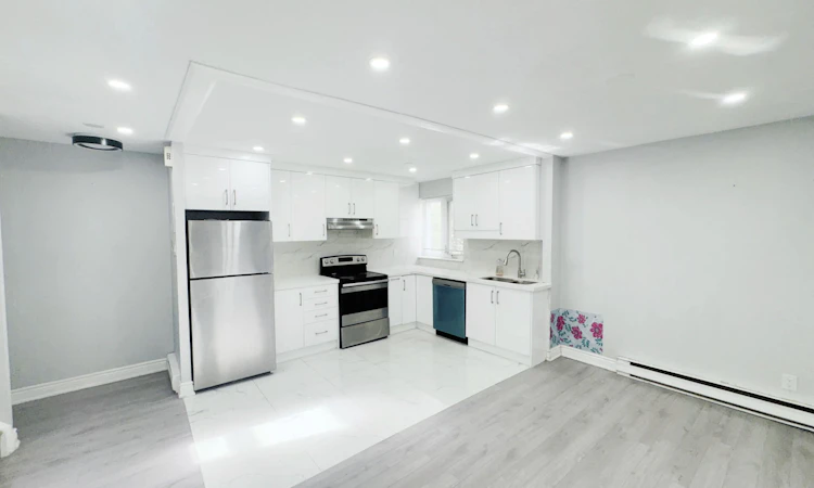 192-1055 Dundas Street E