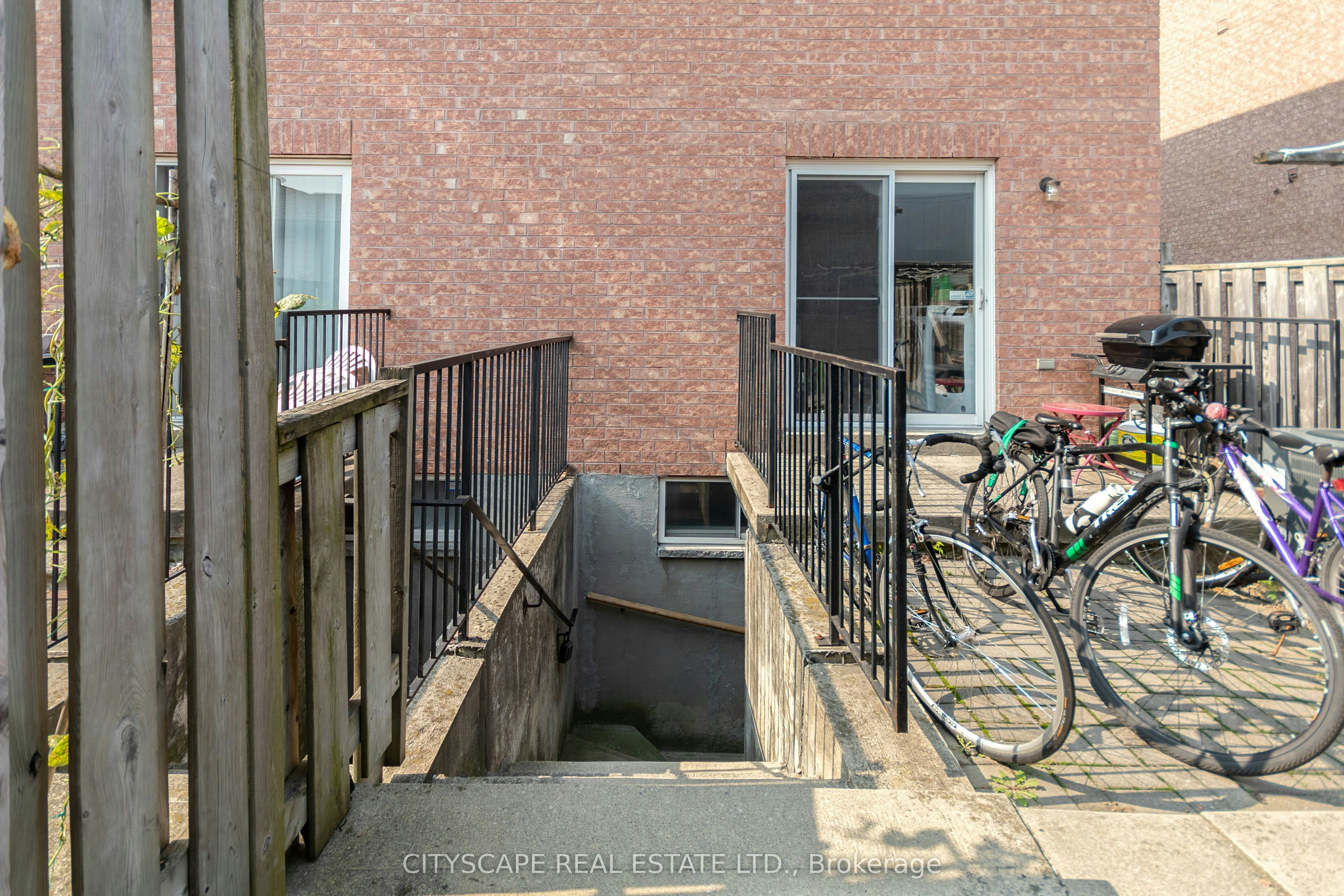 Lower-163 Rankin Crescent, Toronto, ON, M6P 4H9 - 16