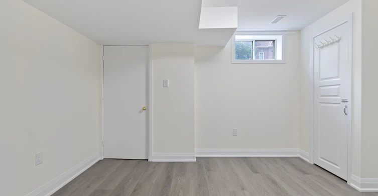 Lower-163 Rankin Crescent, Toronto, ON, M6P 4H9 - 9