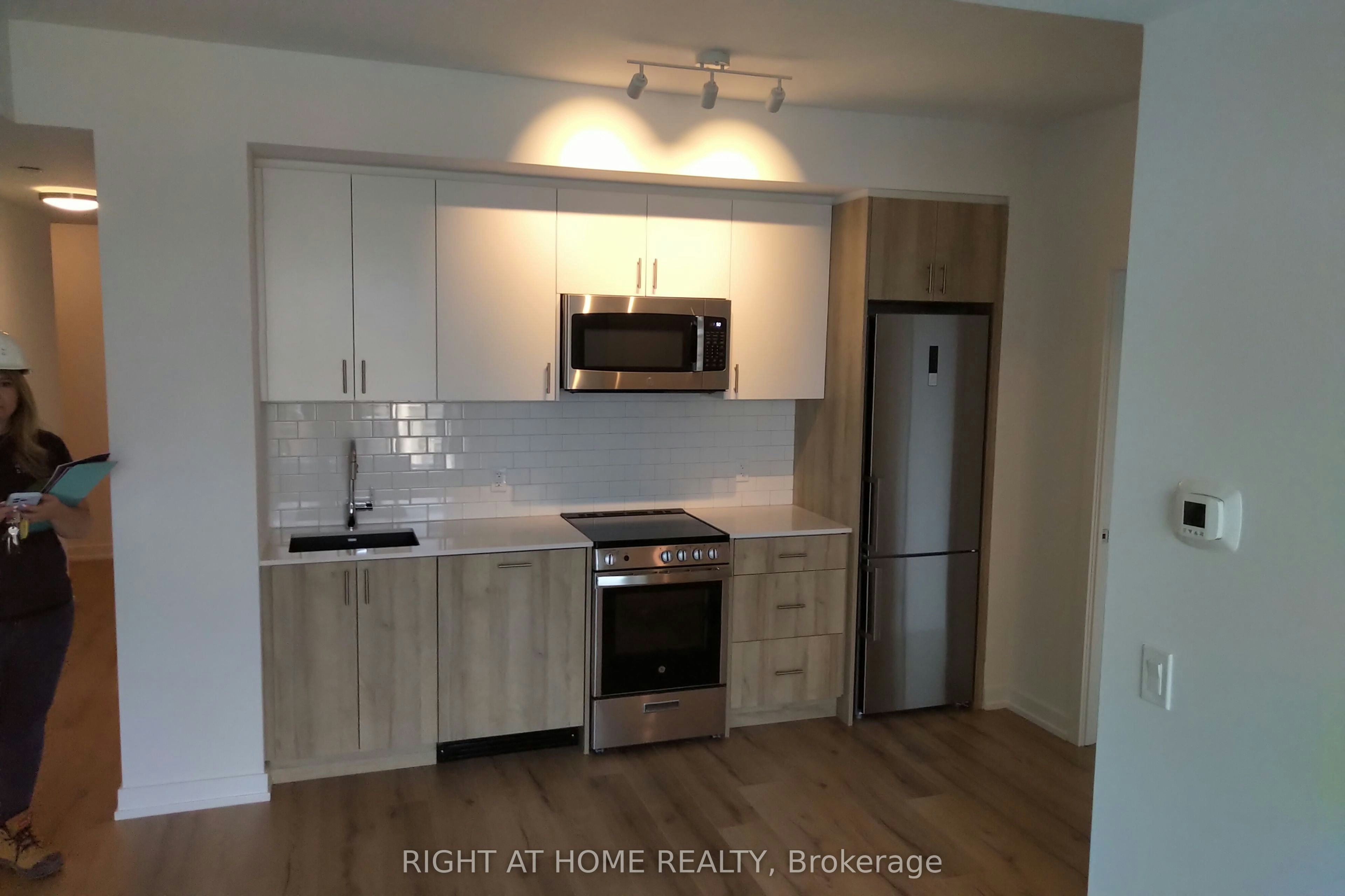 202-1195 The Queensway Avenue, Toronto, ON, M8Z 1R6 - 4