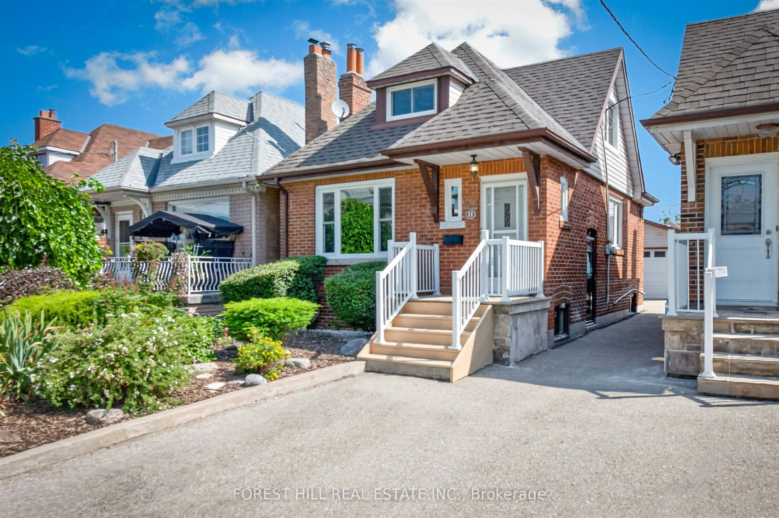 11 Yarrow Road, Toronto, ON, M6M 4E2