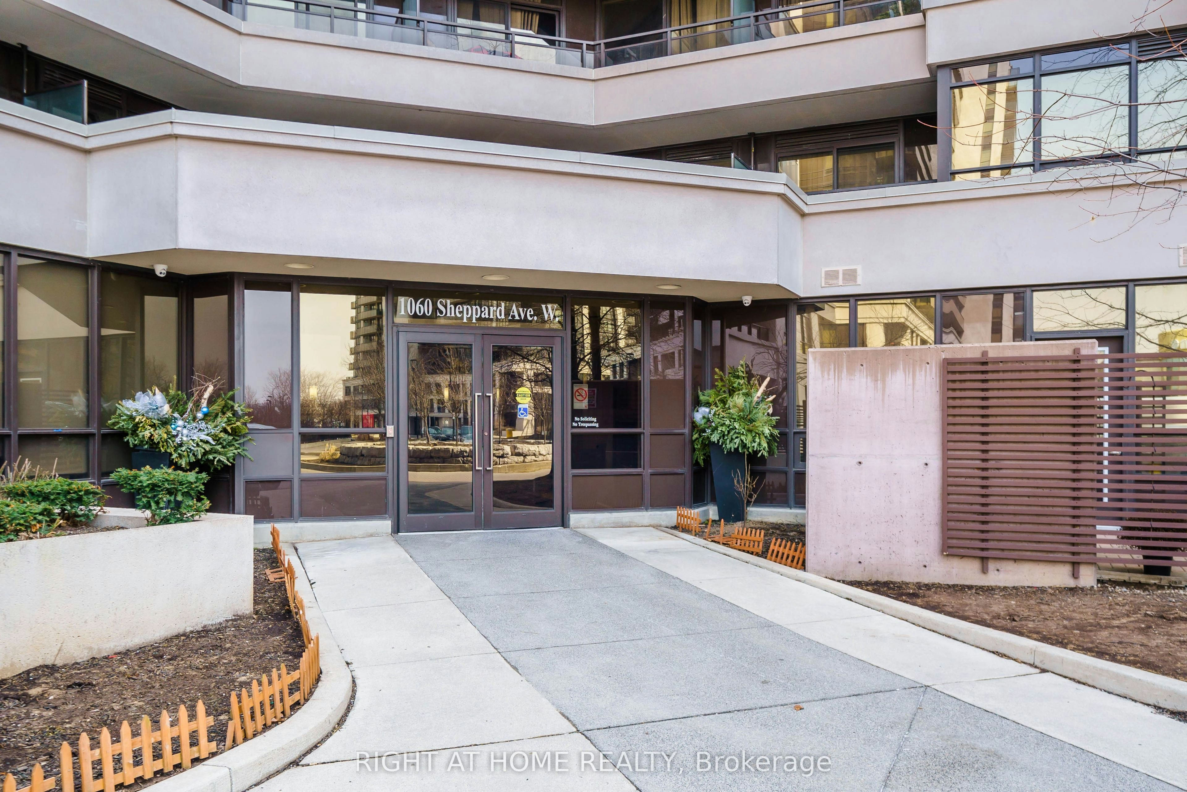 305-1060 Sheppard Avenue W, Toronto, ON, M3J 0G7 - 2
