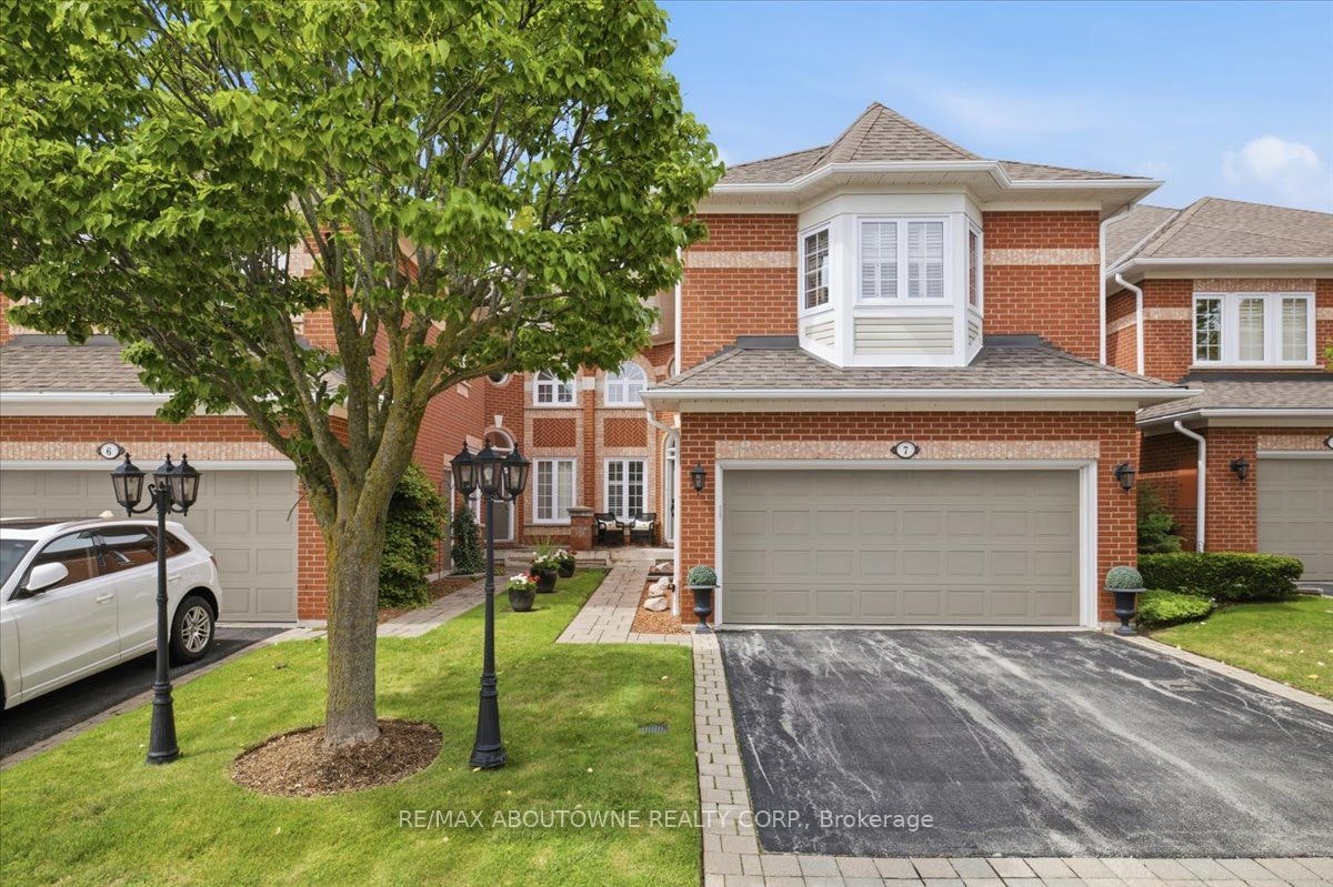 7-2145 Country Club Drive, Burlington, ON, L7M 4E1