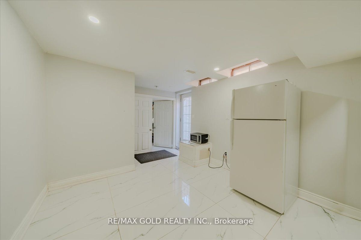 18 Markham Street, Brampton, ON, L6S 2X7 - 9