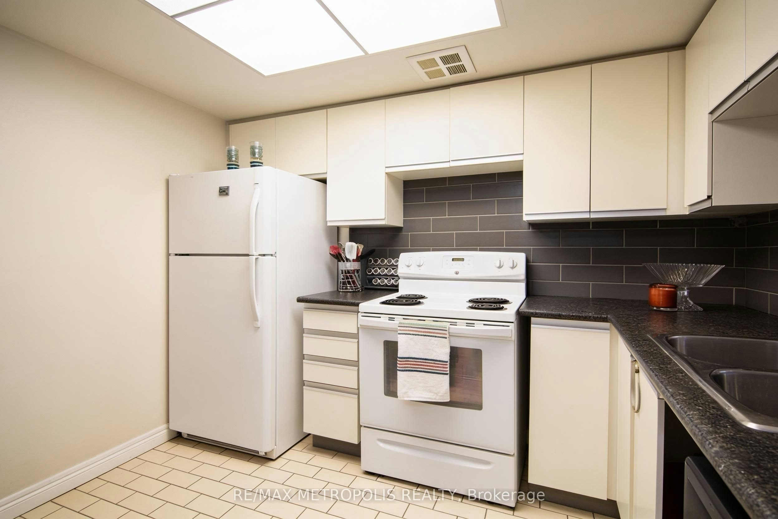 210-300 Webb Drive, Mississauga, ON, L5B 3W3 - 8