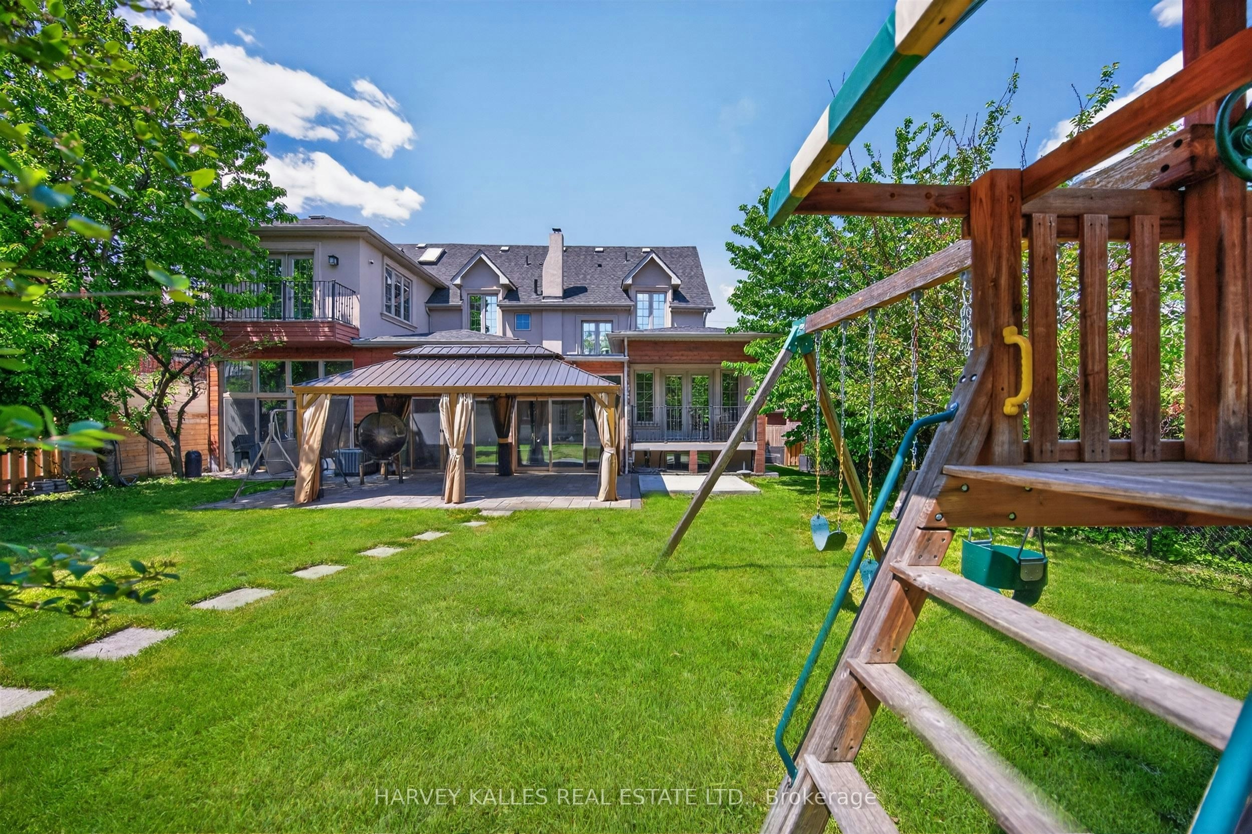 17 Lockheed Boulevard, Toronto, ON, M9P 2H5 - 2