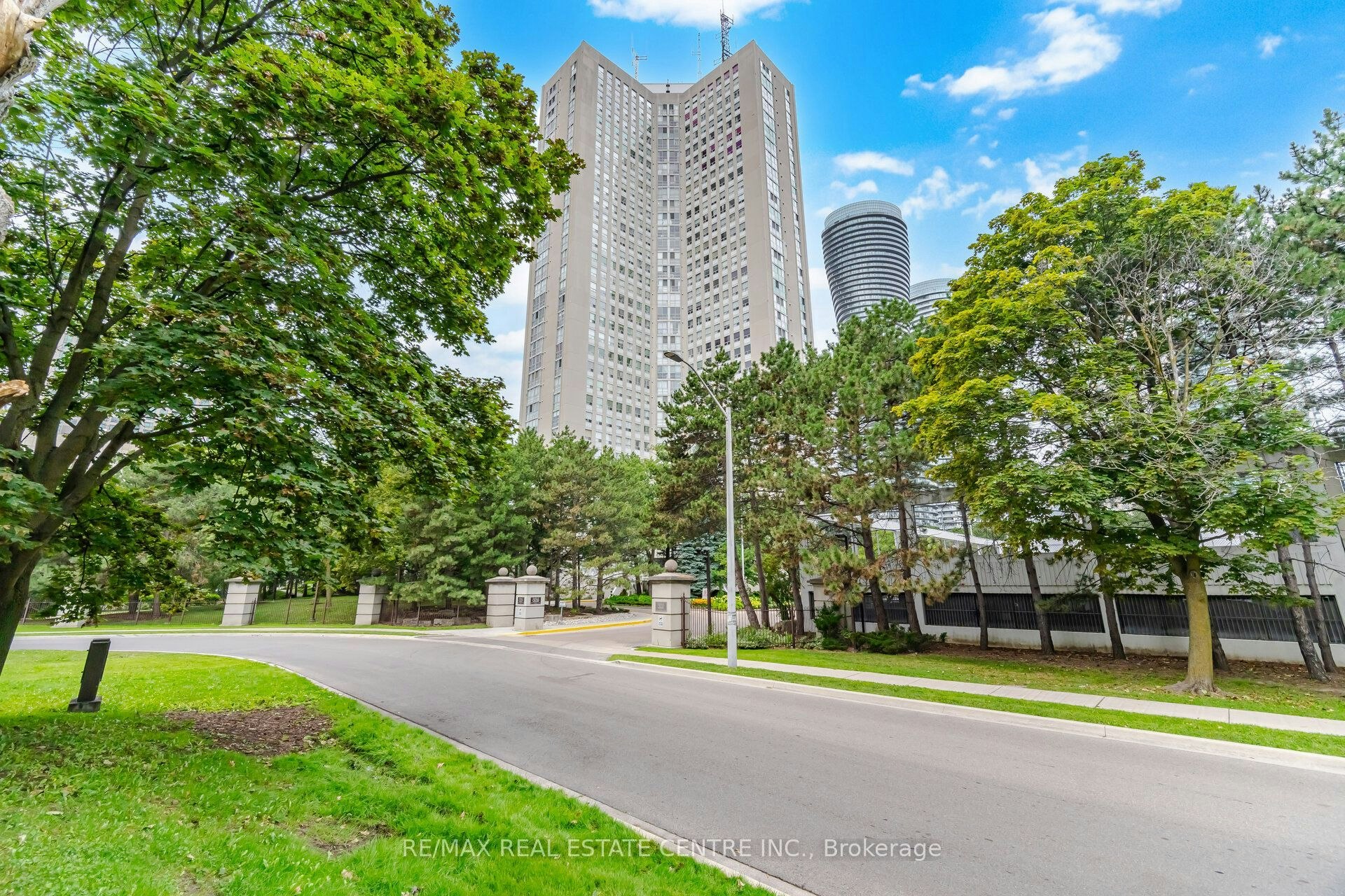 2601-3650 Kaneff Crescent, Mississauga, ON, L5A 4A1