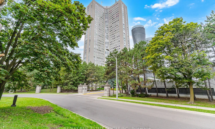 2601-3650 Kaneff Crescent