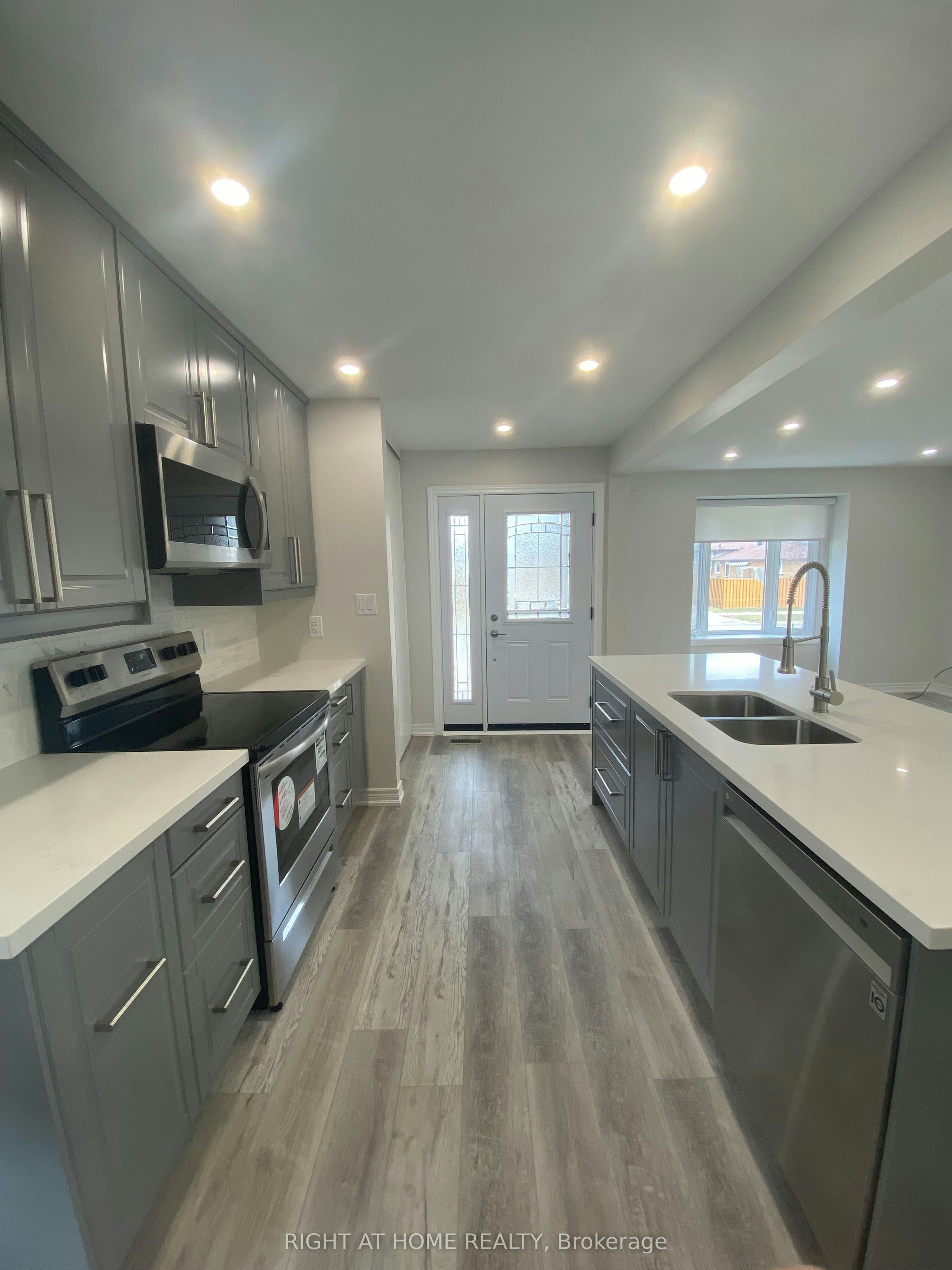 118 Avening Drive, Toronto, ON, M9V 4E6 - 4
