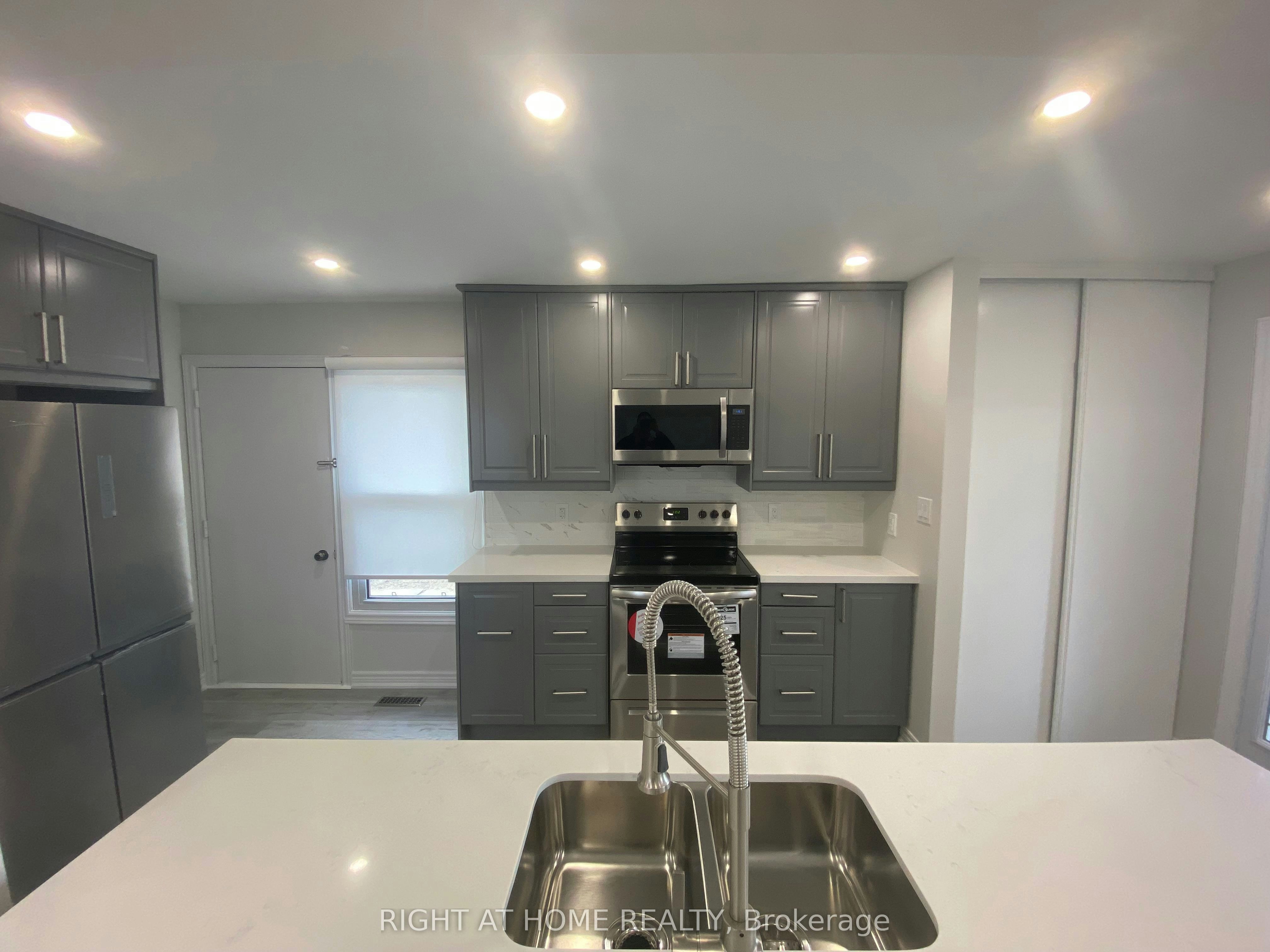 118 Avening Drive, Toronto, ON, M9V 4E6 - 3