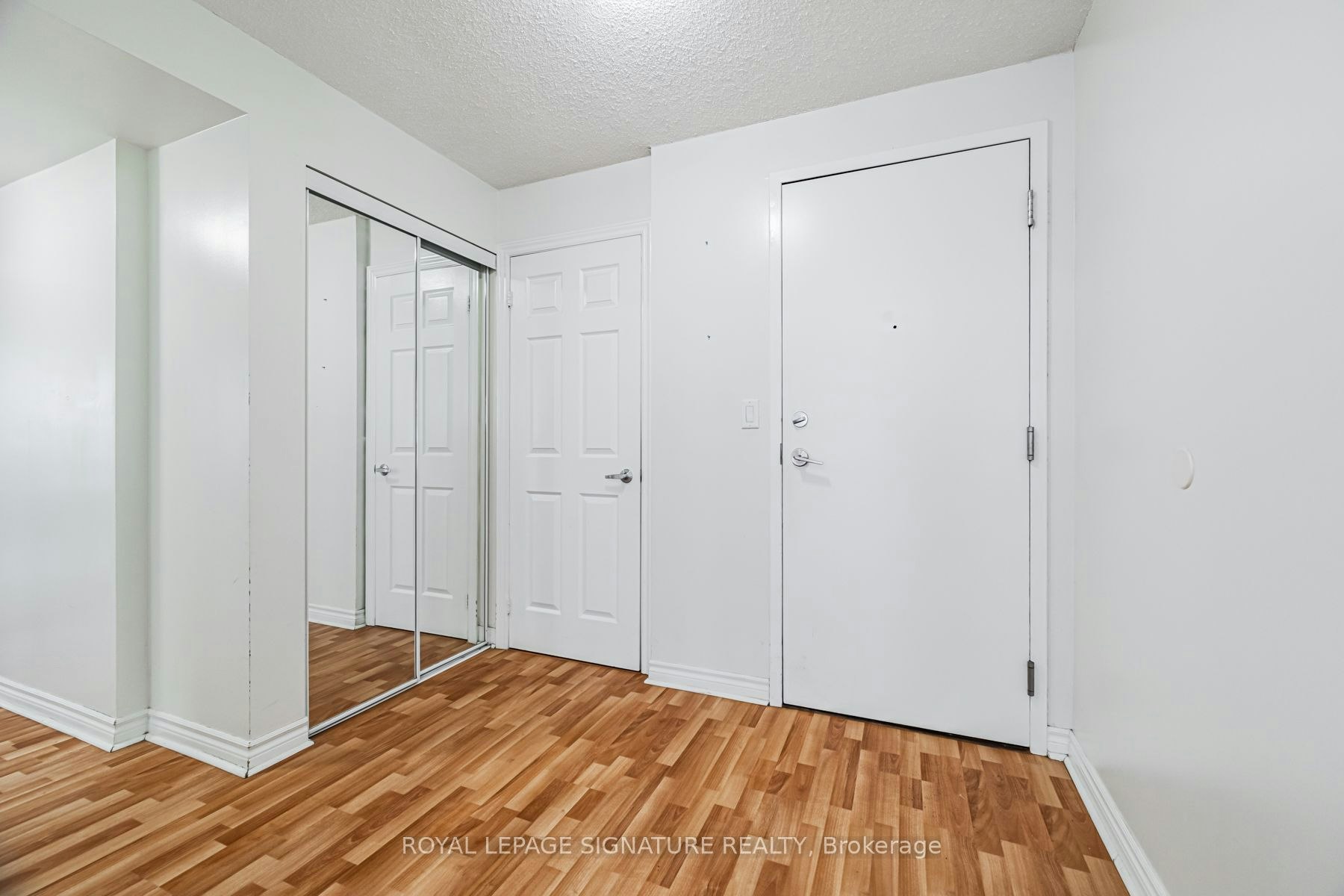525-3888 Duke Of York Boulevard, Mississauga, ON, L5B 4P5