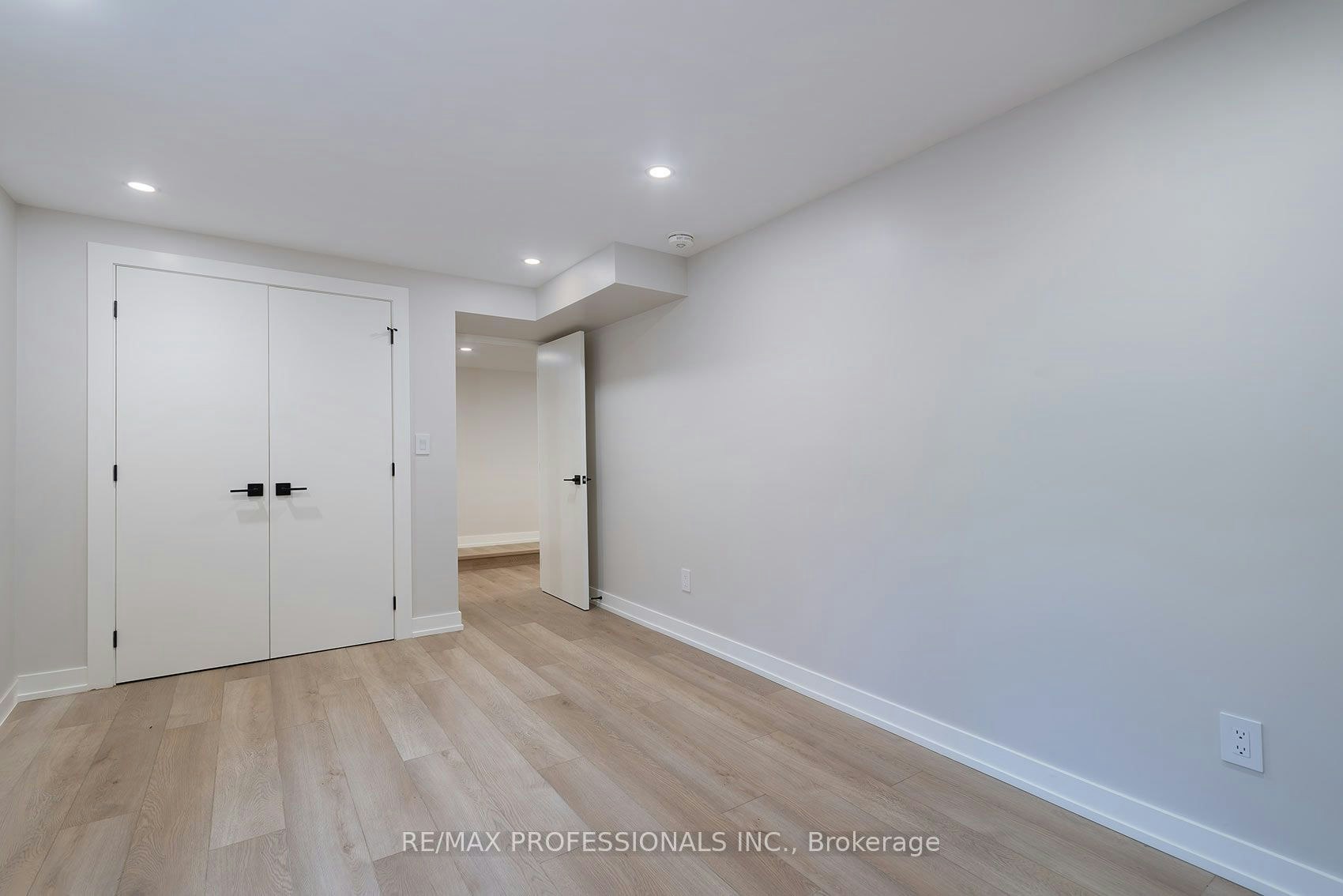 57 Enfield Avenue, Toronto, ON, M8W 1T6 - 9