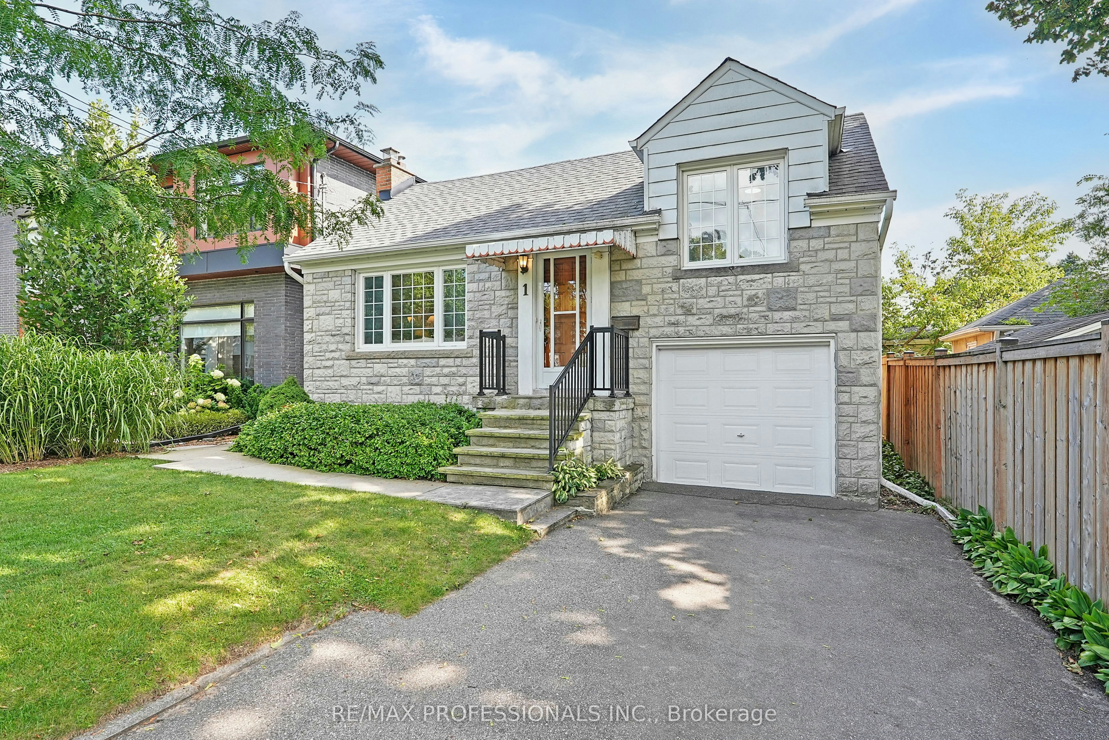1 Bernice Avenue, Toronto, ON, M8Y 1Z5
