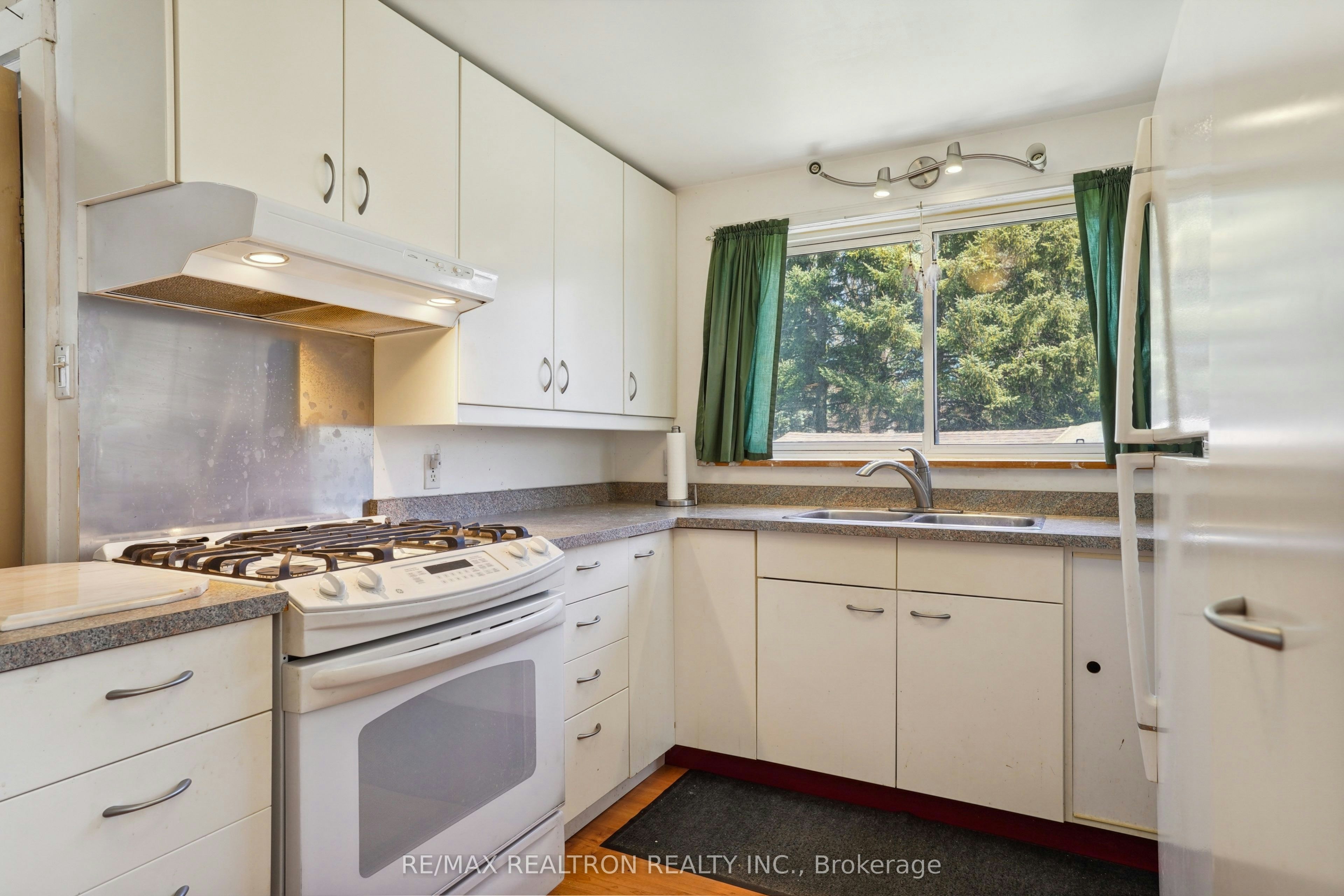 Main Level 2 Bedroom-2585 Lake Shore Boulevard W, Toronto, ON, M8V 1G3 - 16