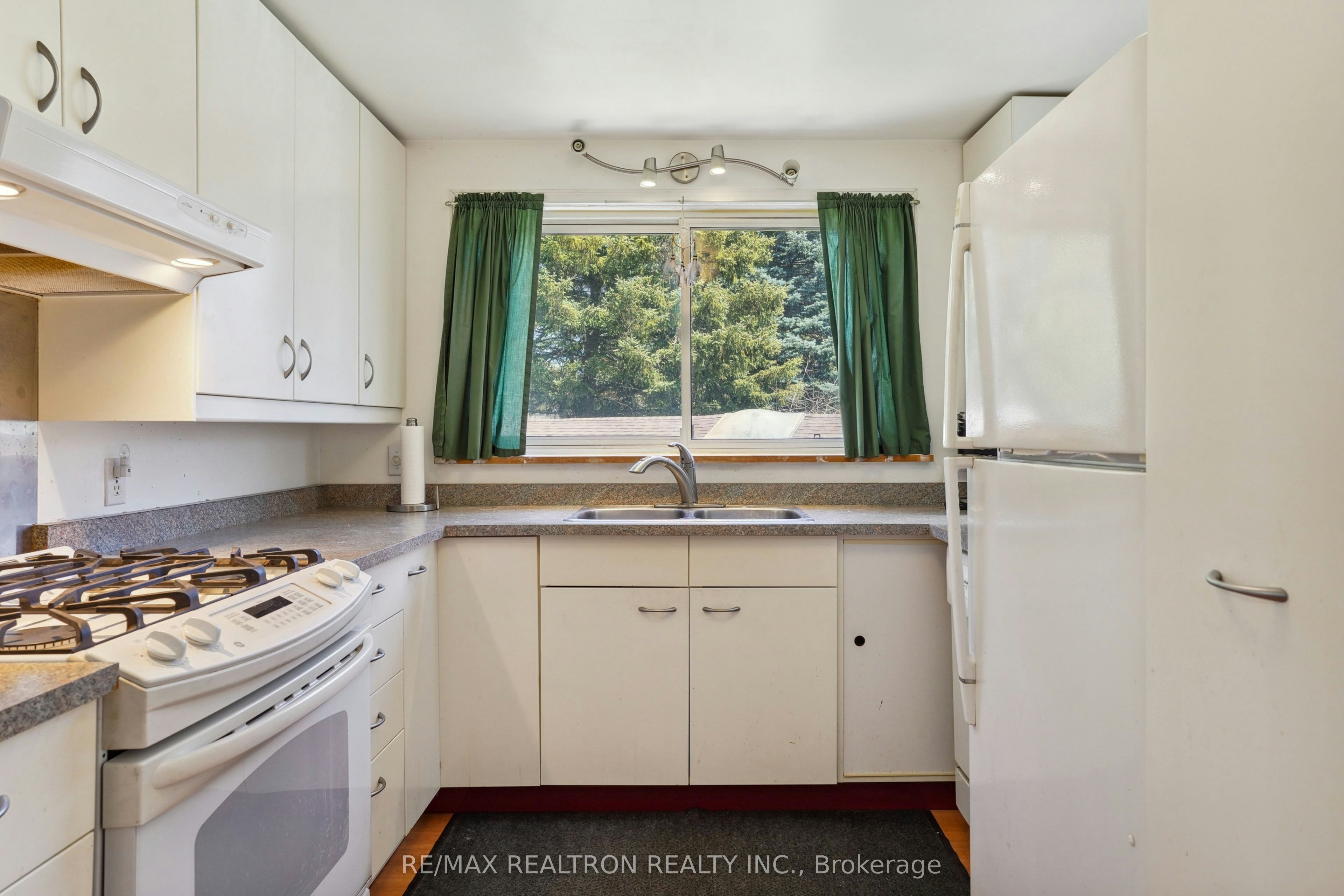 Main Level 2 Bedroom-2585 Lake Shore Boulevard W, Toronto, ON, M8V 1G3 - 15