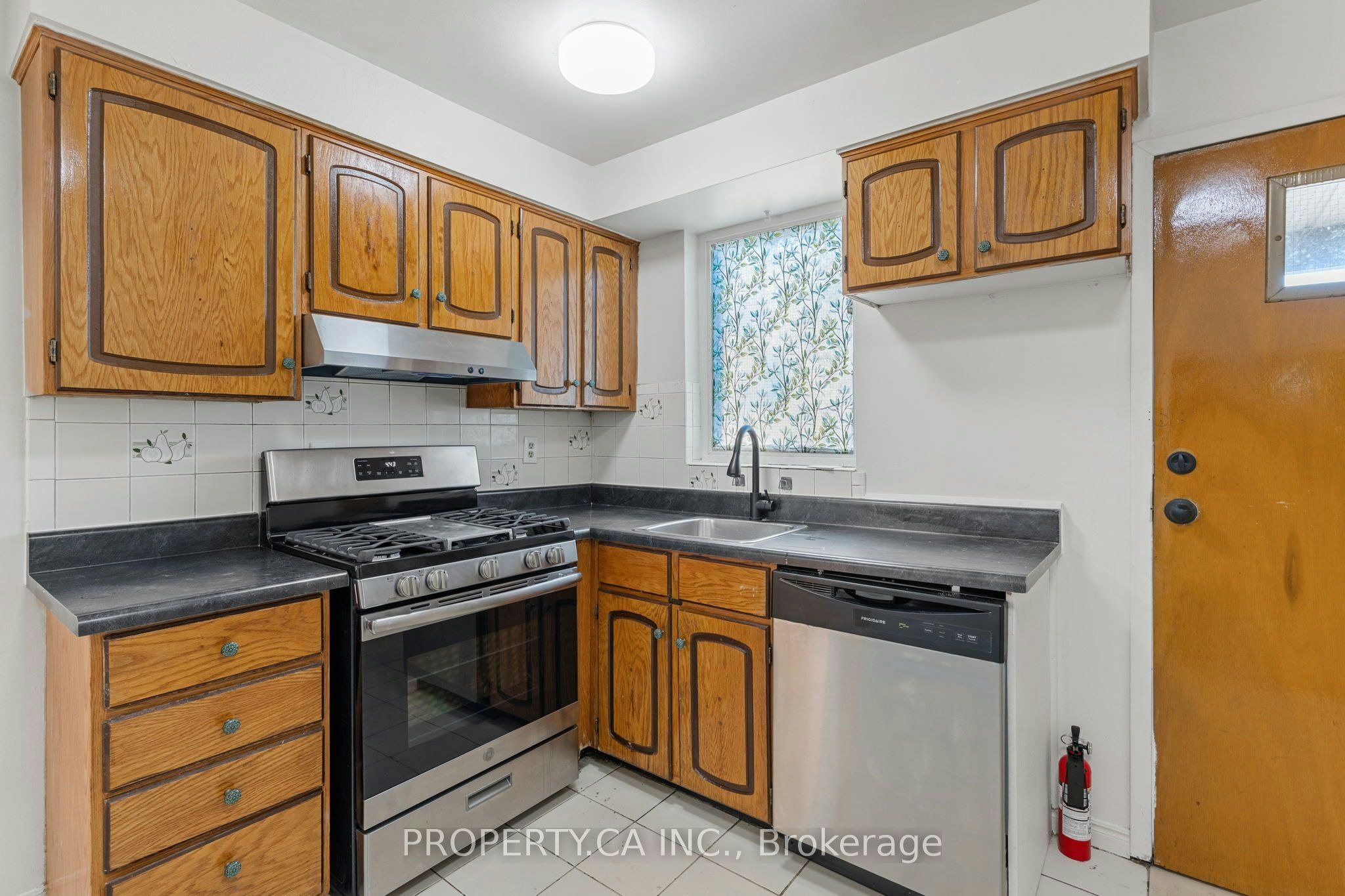 9-97 Northcliffe Boulevard, Toronto, ON, M6H 3H3 - 17