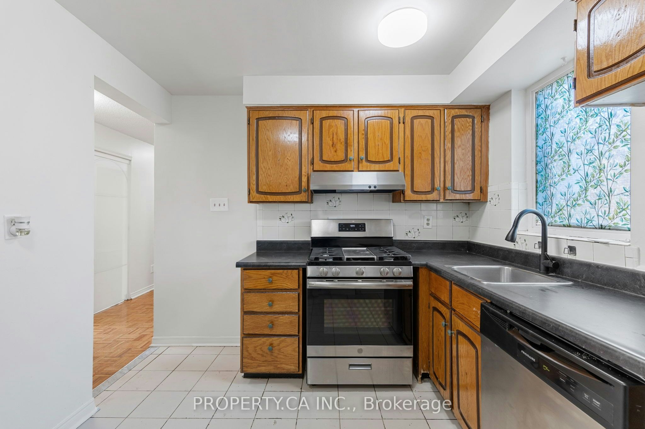 9-97 Northcliffe Boulevard, Toronto, ON, M6H 3H3 - 18