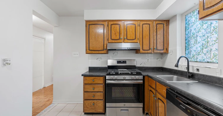 9-97 Northcliffe Boulevard, Toronto, ON, M6H 3H3 - 18