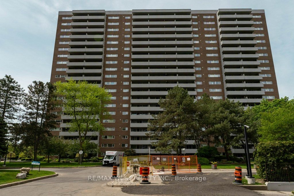 807-240 Scarlett Road, Toronto, ON, M6N 4X4