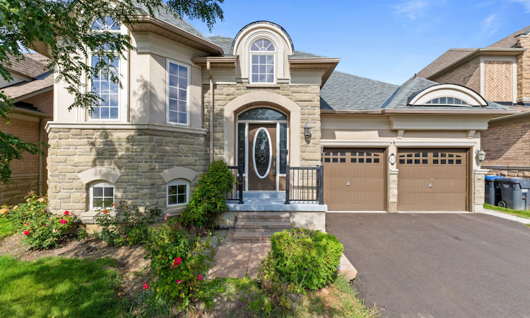 15 Eaglesprings Crescent