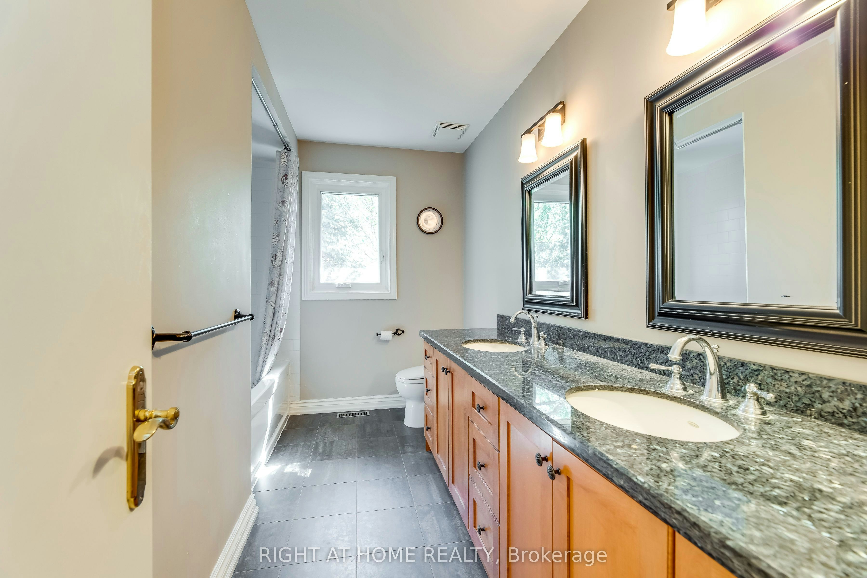 2175 Oneida Court, Mississauga, ON, L5C 4G5 - 25