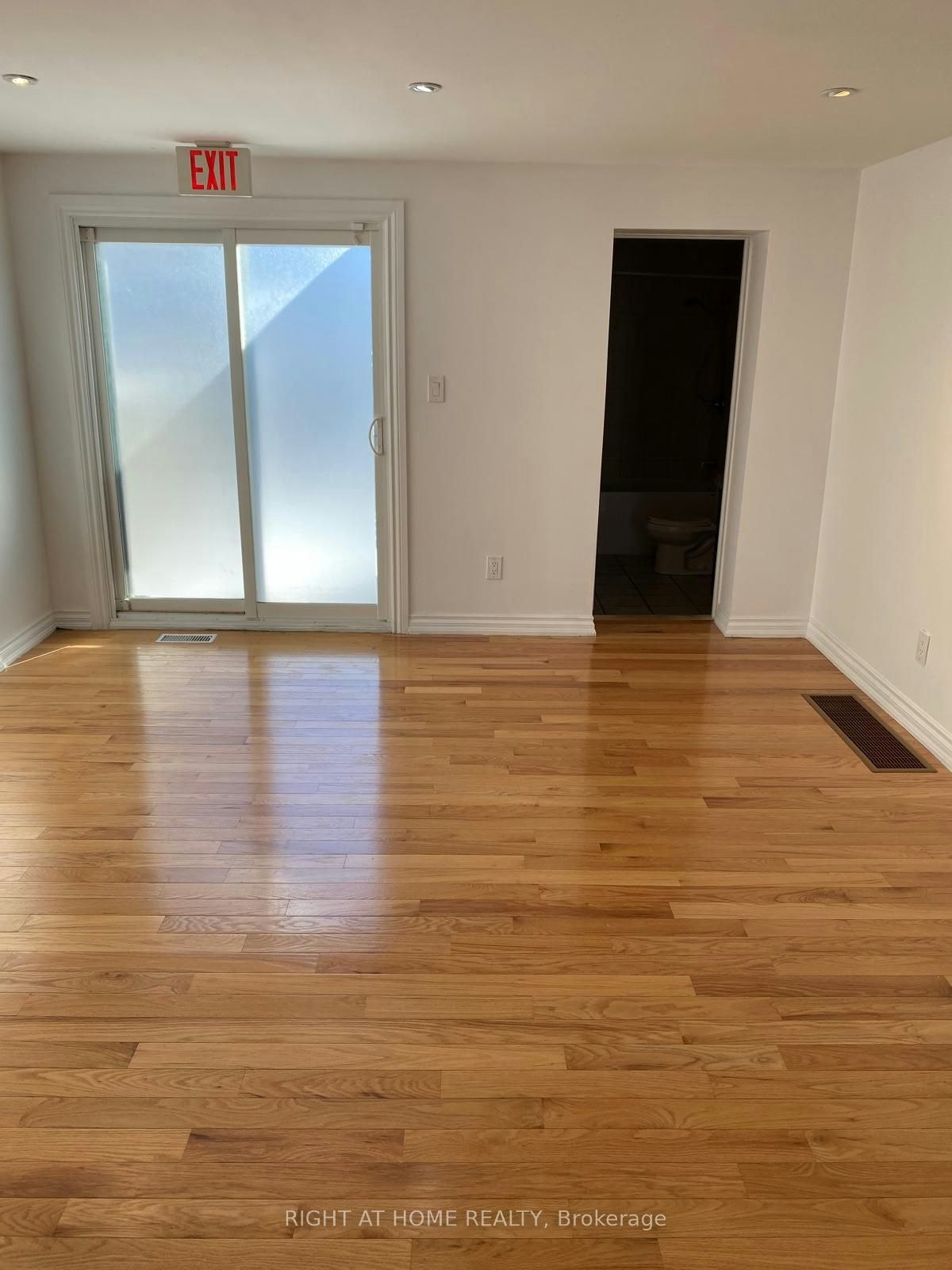271 Queen Street, Brampton, ON, L6W 2C2 - 17
