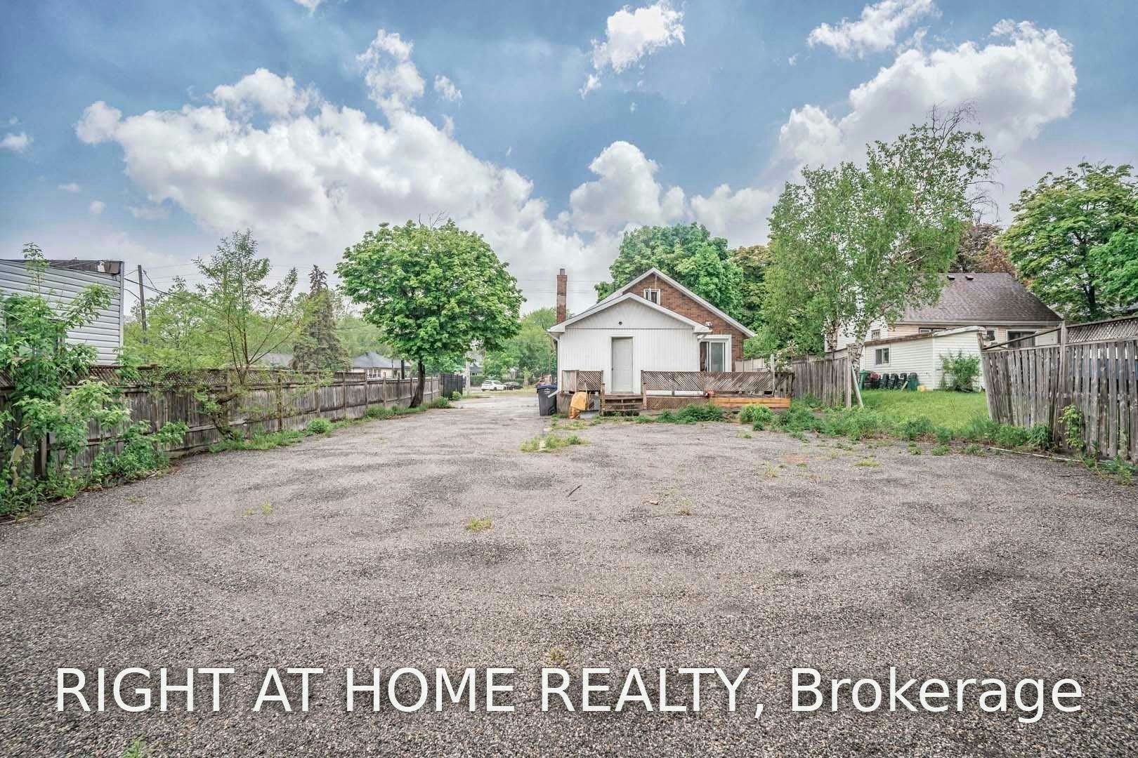 271 Queen Street, Brampton, ON, L6W 2C2 - 3