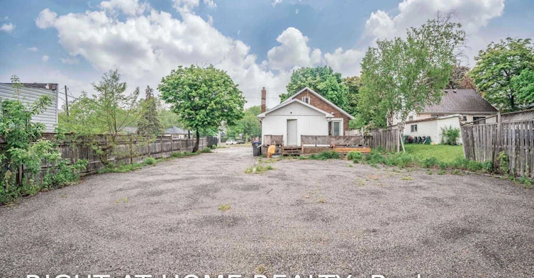271 Queen Street, Brampton, ON, L6W 2C2 - 3