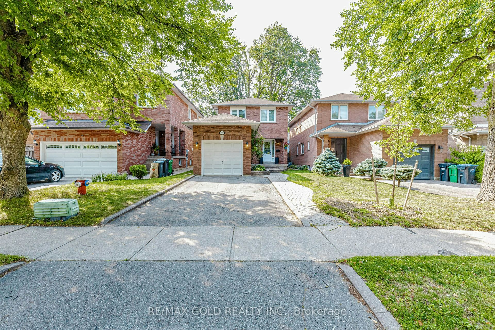 7 Clipstone Court, Brampton, ON, L6X 4J4
