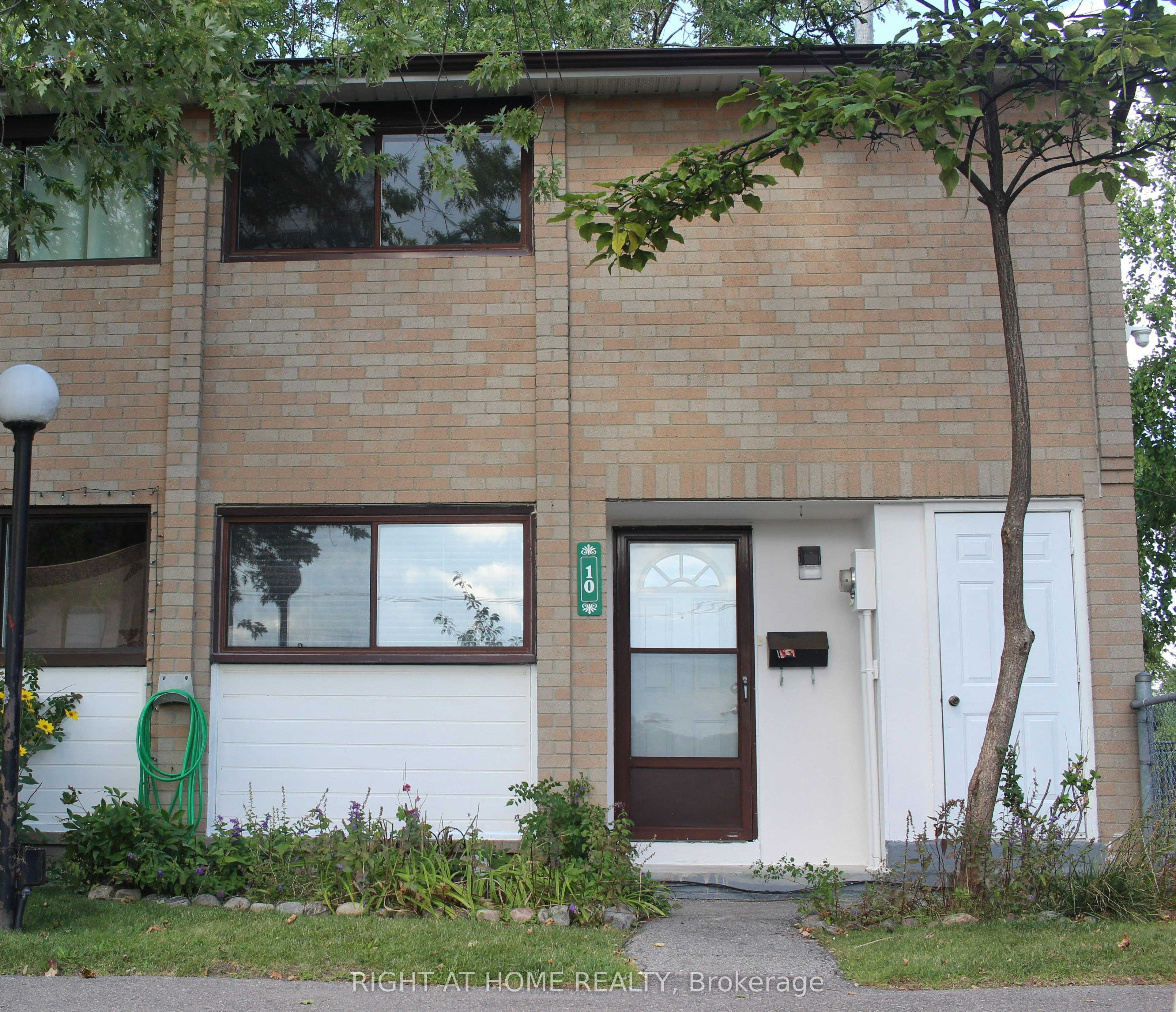 10-10 Fleetwood Crescent, Brampton, ON, L6T 2E5
