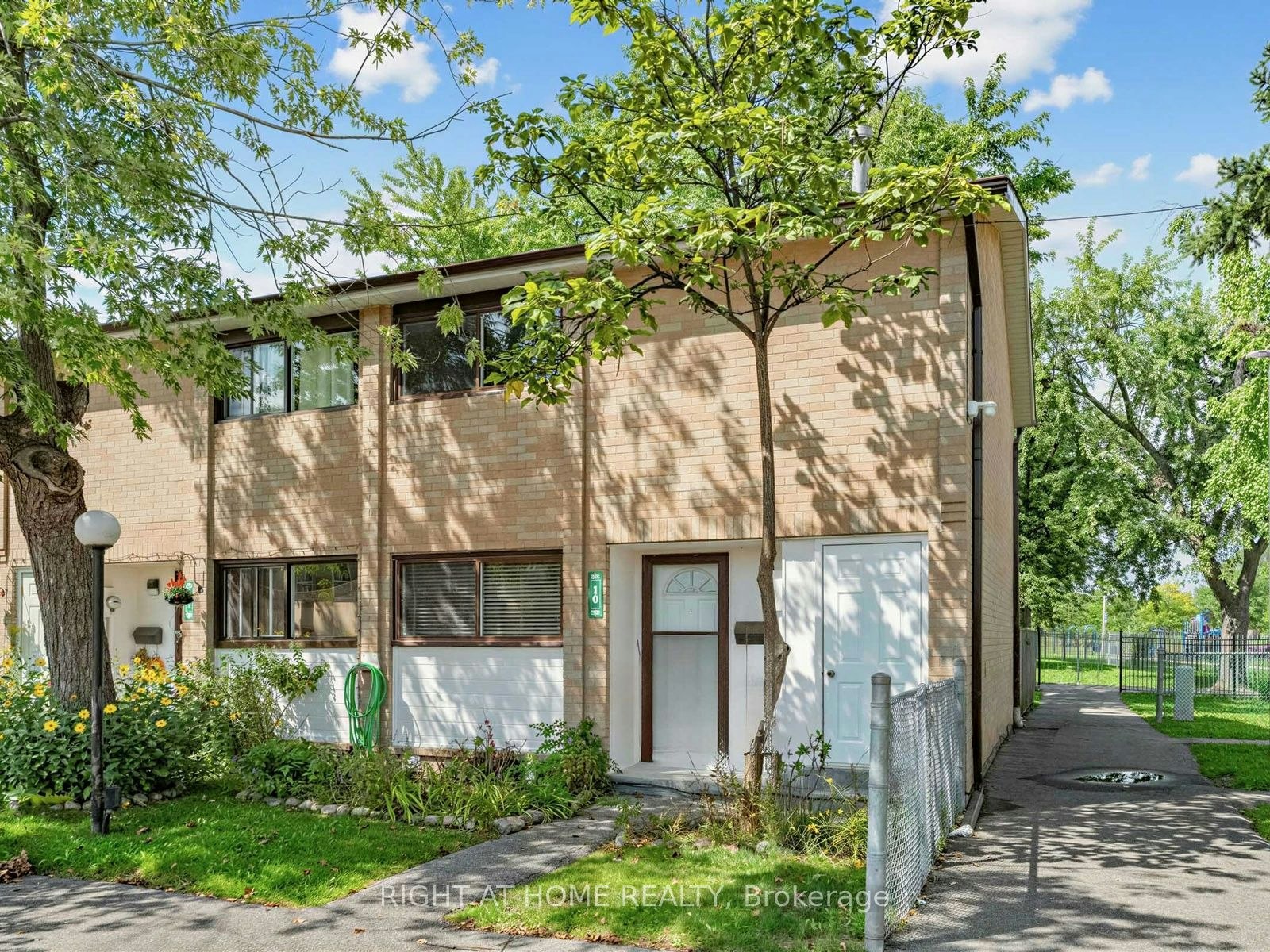 10-10 Fleetwood Crescent, Brampton, ON, L6T 2E5
