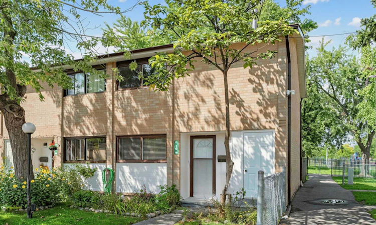 10-10 Fleetwood Crescent