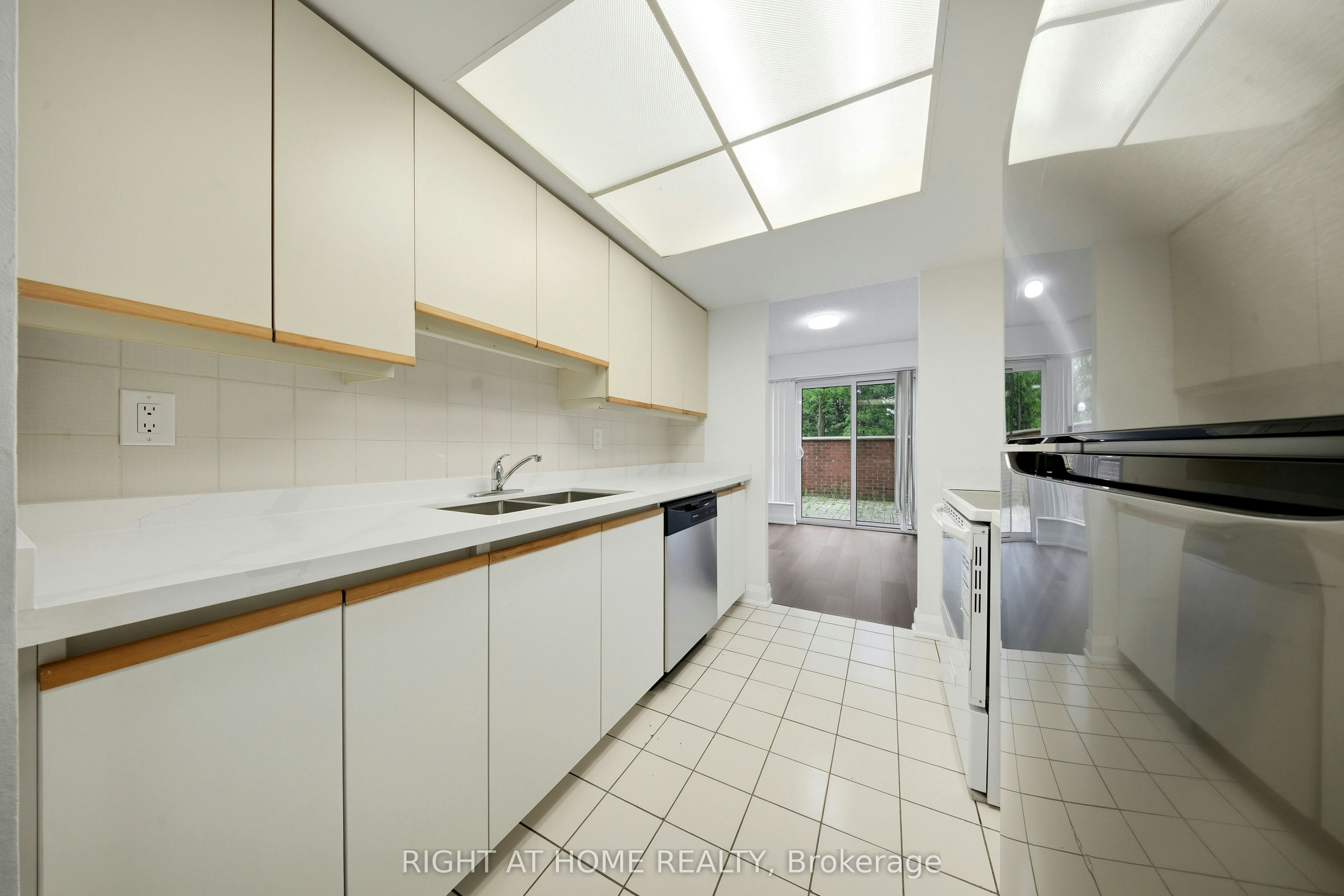 203-335 Webb Drive, Mississauga, ON, L5B 4A1 - 5