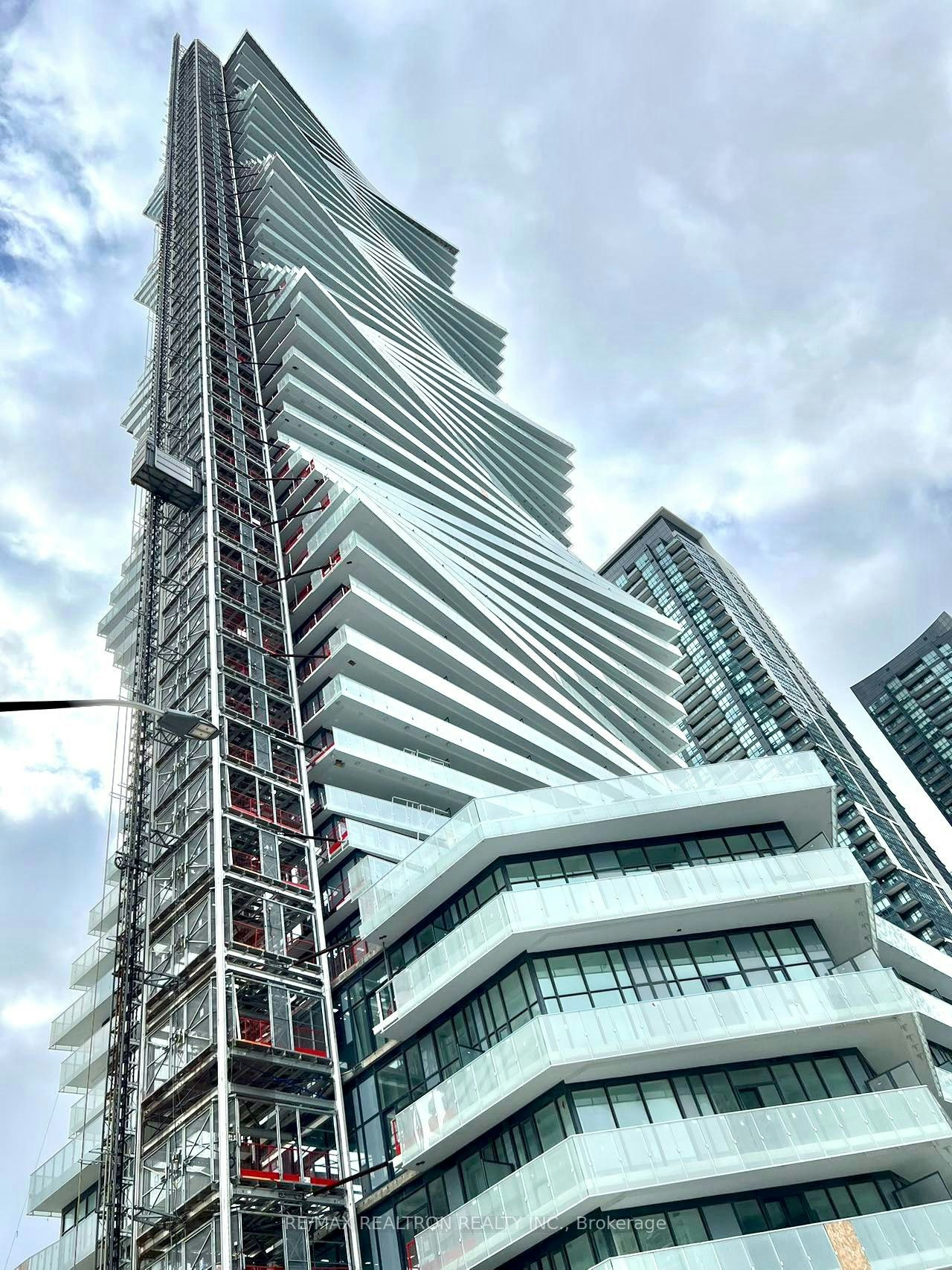 1702-3900 Confederation Parkway, Mississauga, ON, L5B 0M3