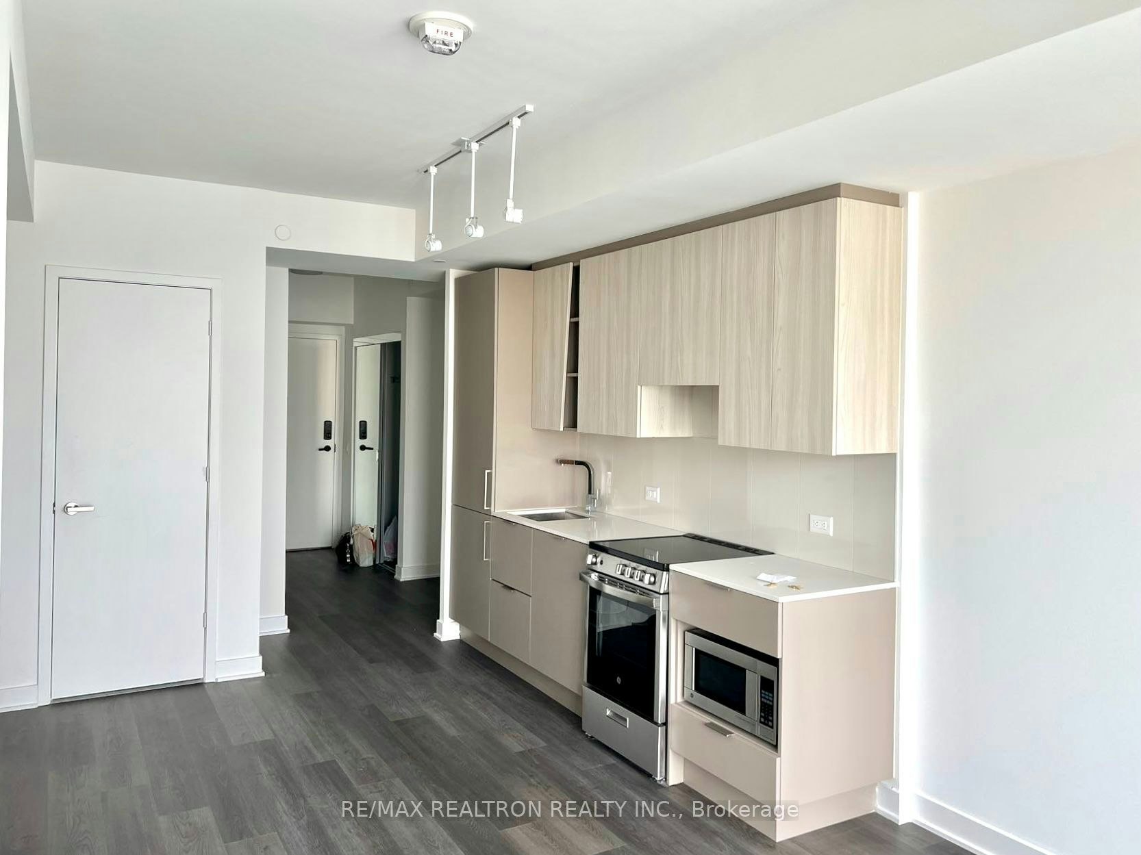 1702-3900 Confederation Parkway, Mississauga, ON, L5B 0M3 - 4