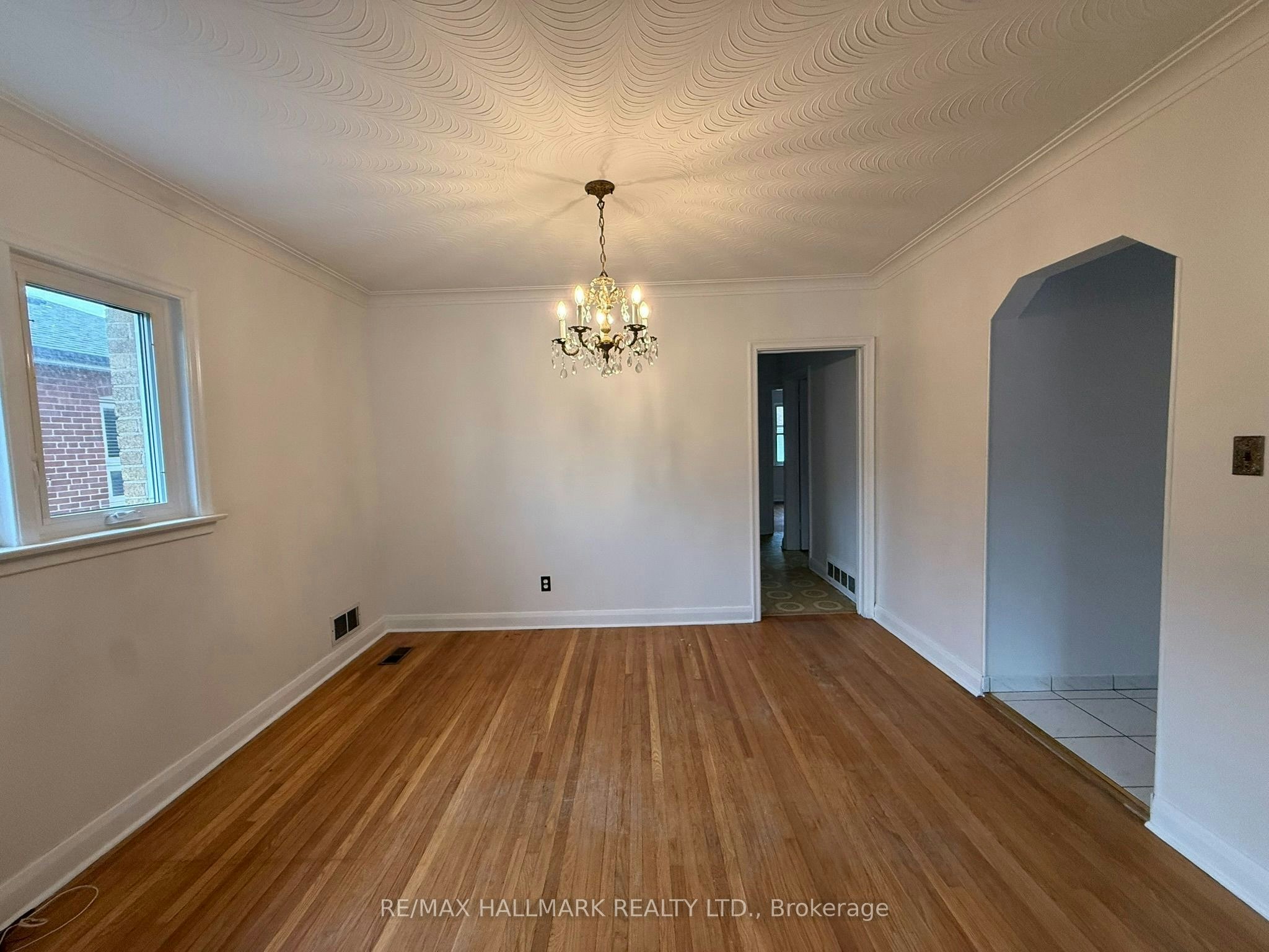 Main-9 Macleod Street, Toronto, ON, M6L 2M7 - 7
