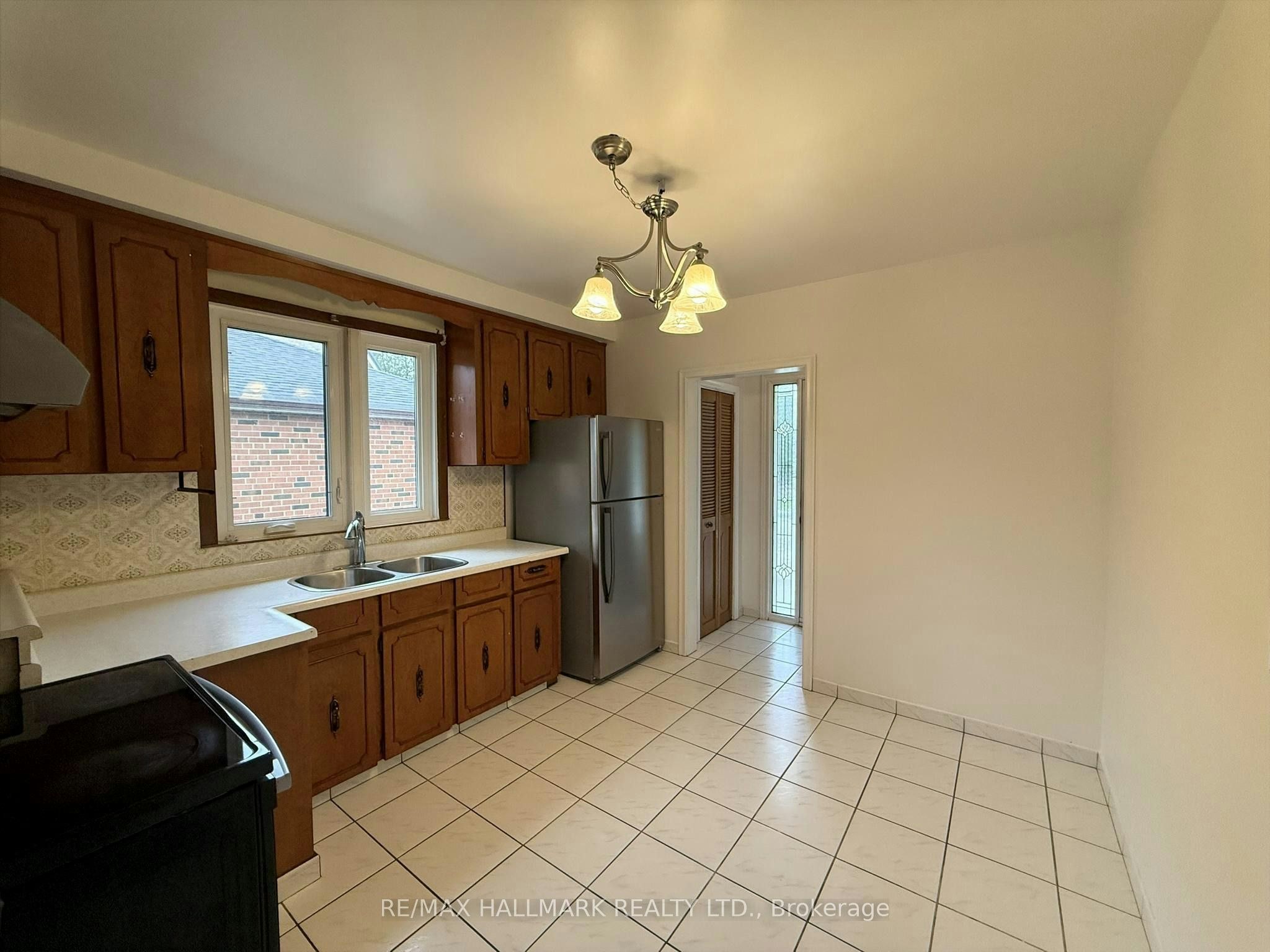 Main-9 Macleod Street, Toronto, ON, M6L 2M7 - 5