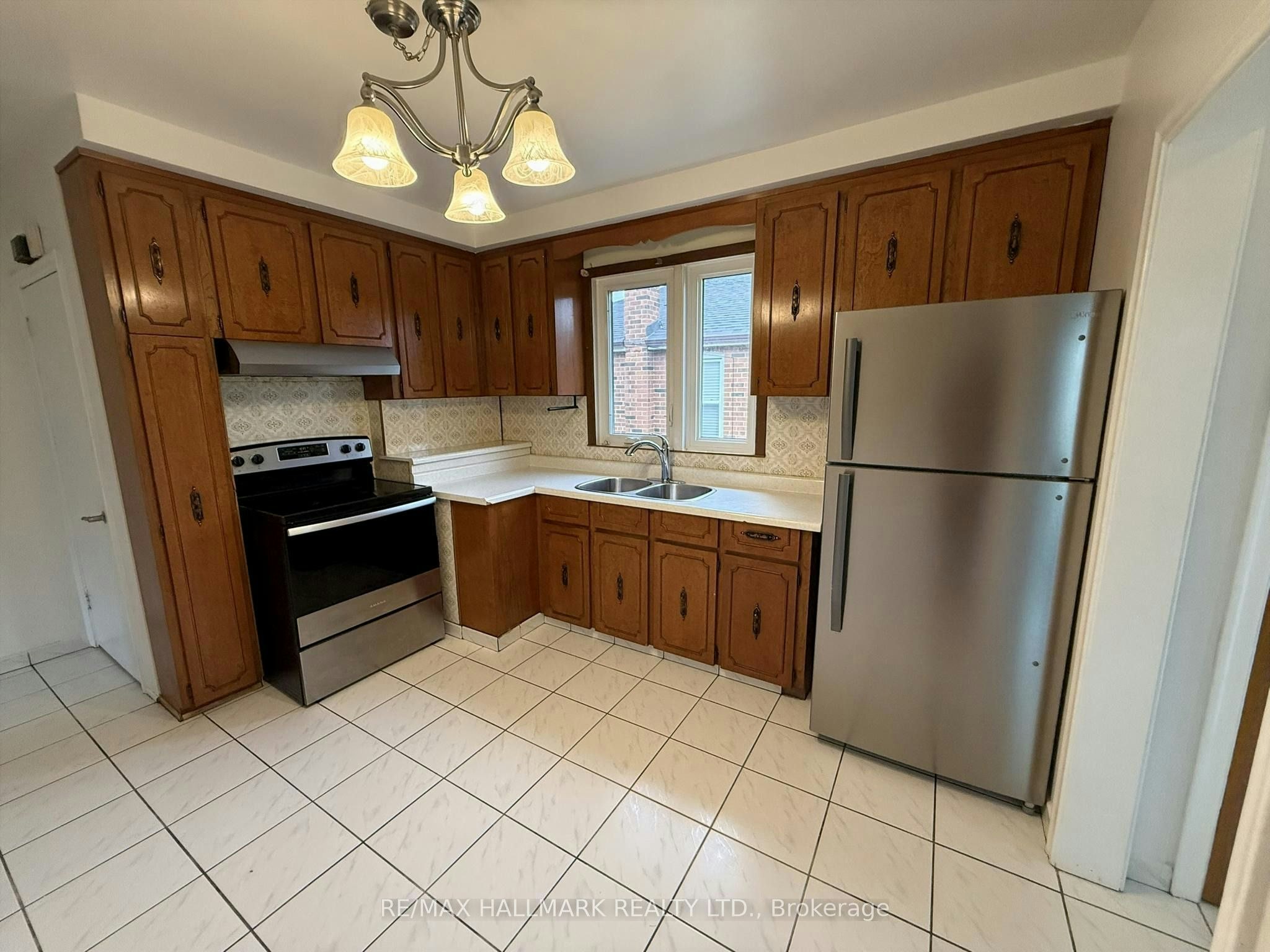 Main-9 Macleod Street, Toronto, ON, M6L 2M7 - 4