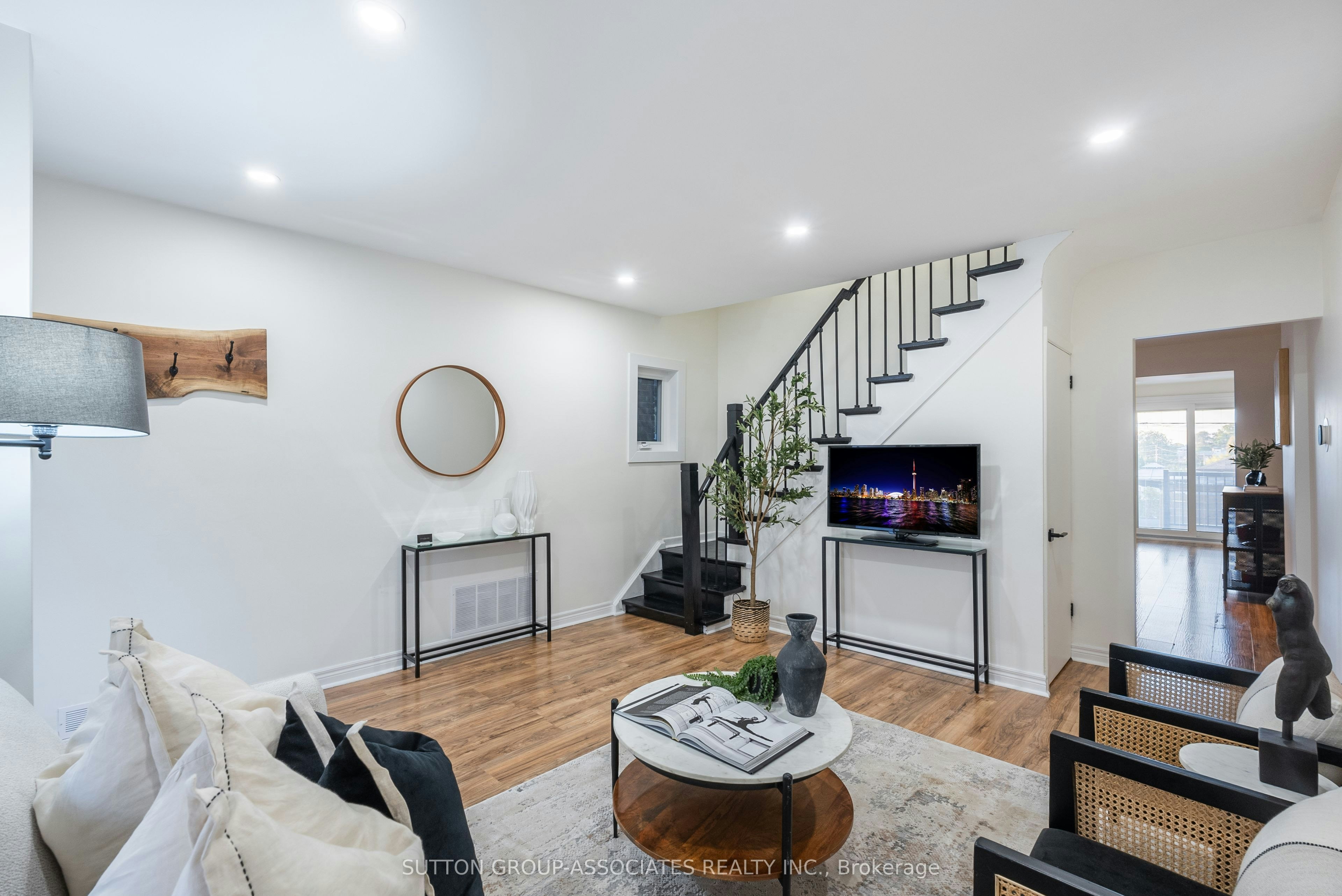 10 Innes Avenue, Toronto, ON, M6E 1M8 - 4