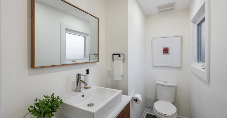 10 Innes Avenue, Toronto, ON, M6E 1M8 - 9
