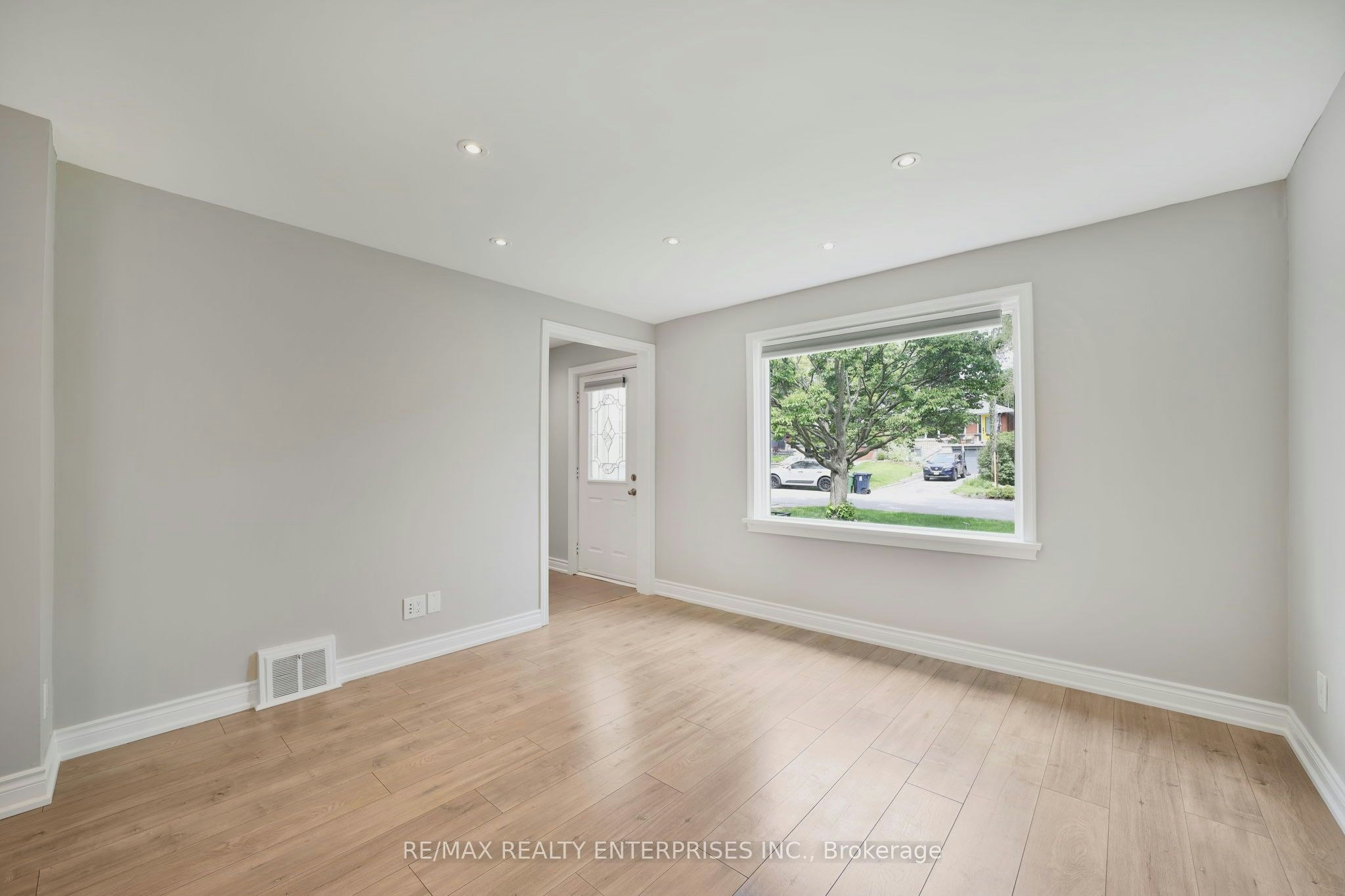 15 Delroy Drive, Toronto, ON, M8Y 1M8 - 5